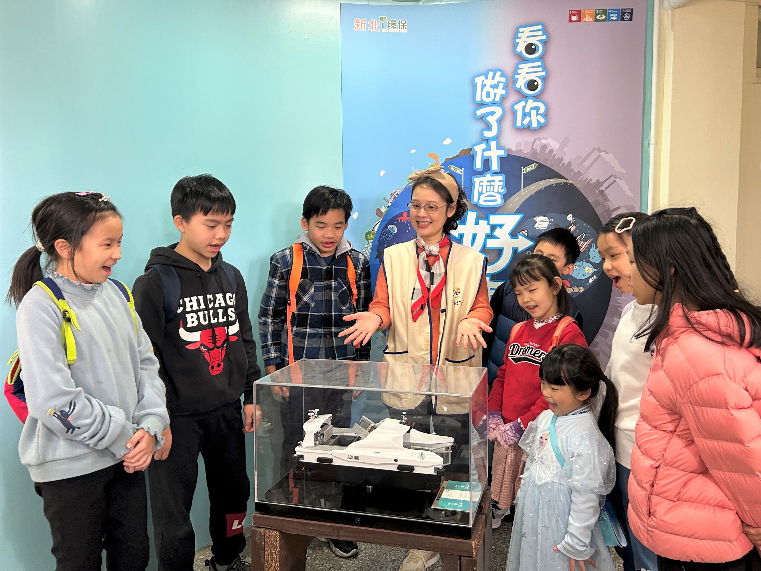 3.志工老師帶領小朋友們認識由湛團隊研發的全電式海漂垃圾收集器「湛鬥機」