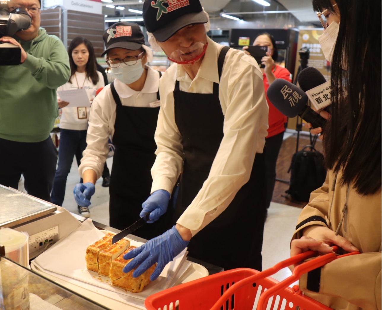 愛買永和店中高齡員工惠琪指導勞工局長陳瑞嘉體驗「一日賣場銷售員」_1