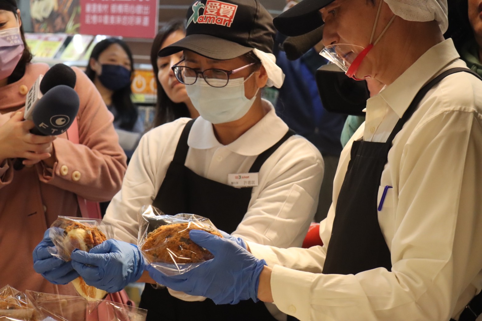 愛買永和店中高齡員工惠琪指導勞工局長陳瑞嘉體驗「一日賣場銷售員」_3