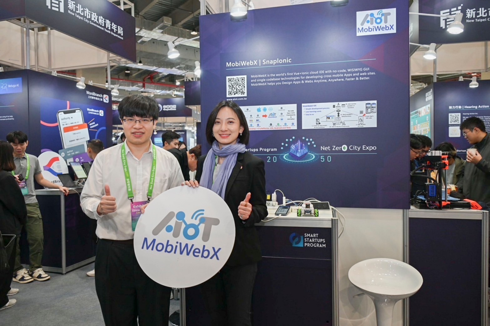 寶高數位基地團隊「MobiWebX」  研發工程師 王岱鑫(圖左)向新北市青年局長邱兆梅(圖右)分享其創業理念。