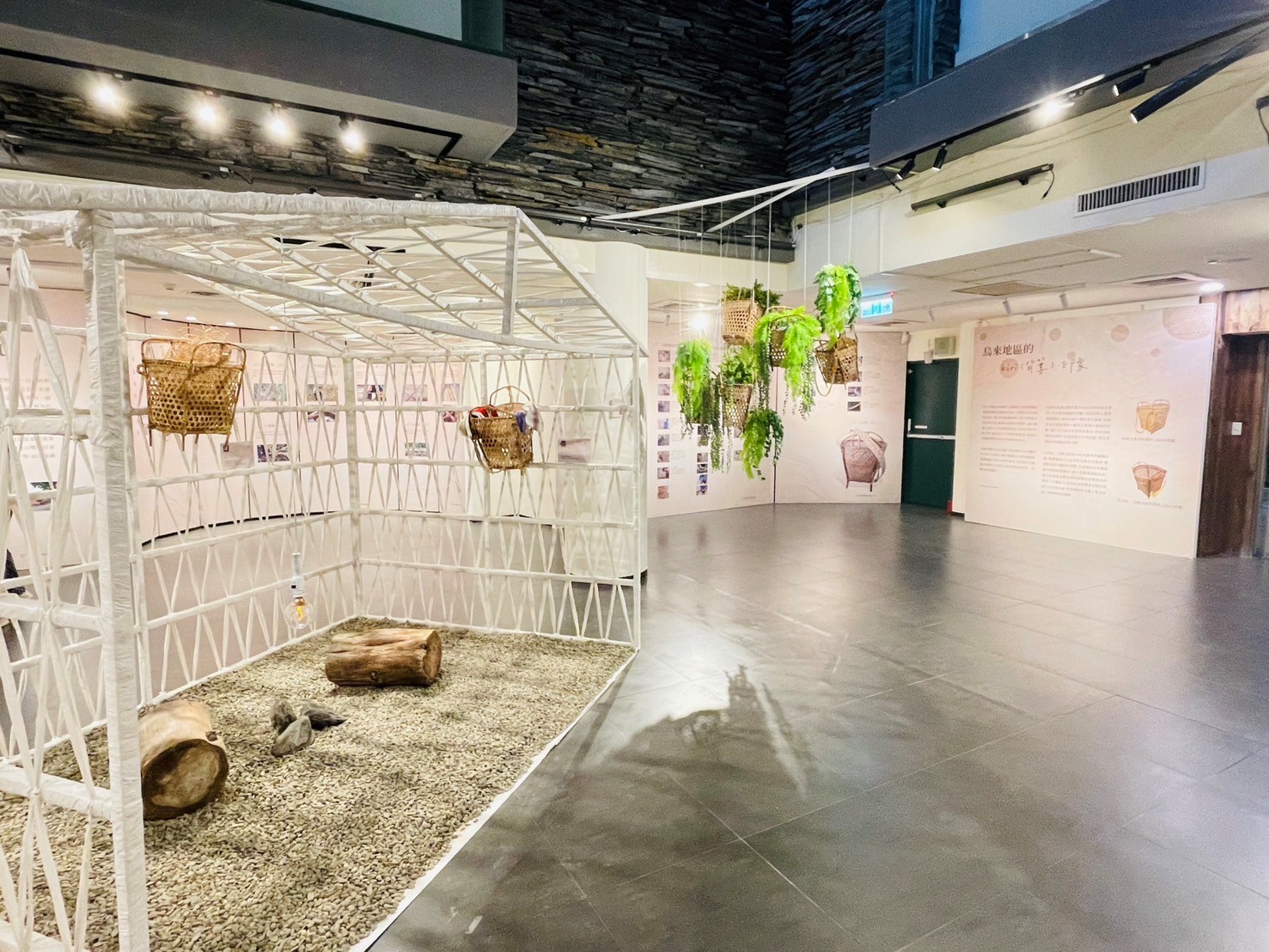 ▲以泰雅族傳統生活家屋樣態，將背簍掛置於家屋牆上，象徵生活即文化。(圖/新北市政府原民局提供)