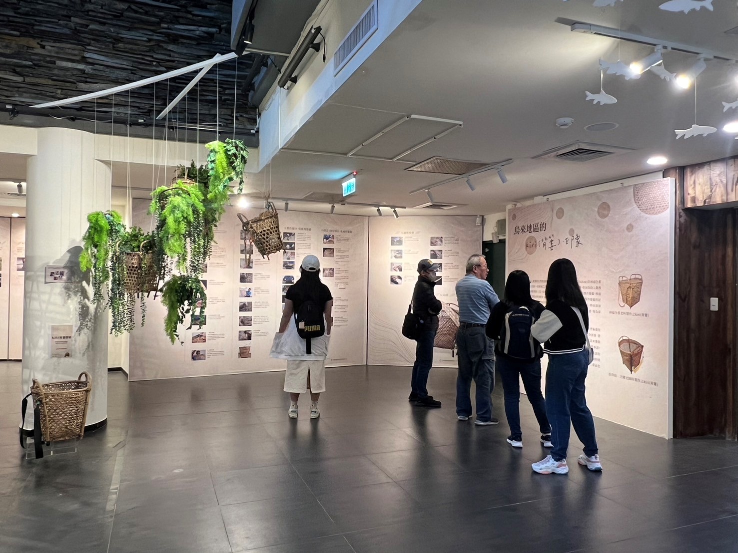 ▲背簍製作工序從採藤與整備，條分縷析地逐一介紹展示說明予觀展者。(圖/新北市政府原民局提供)