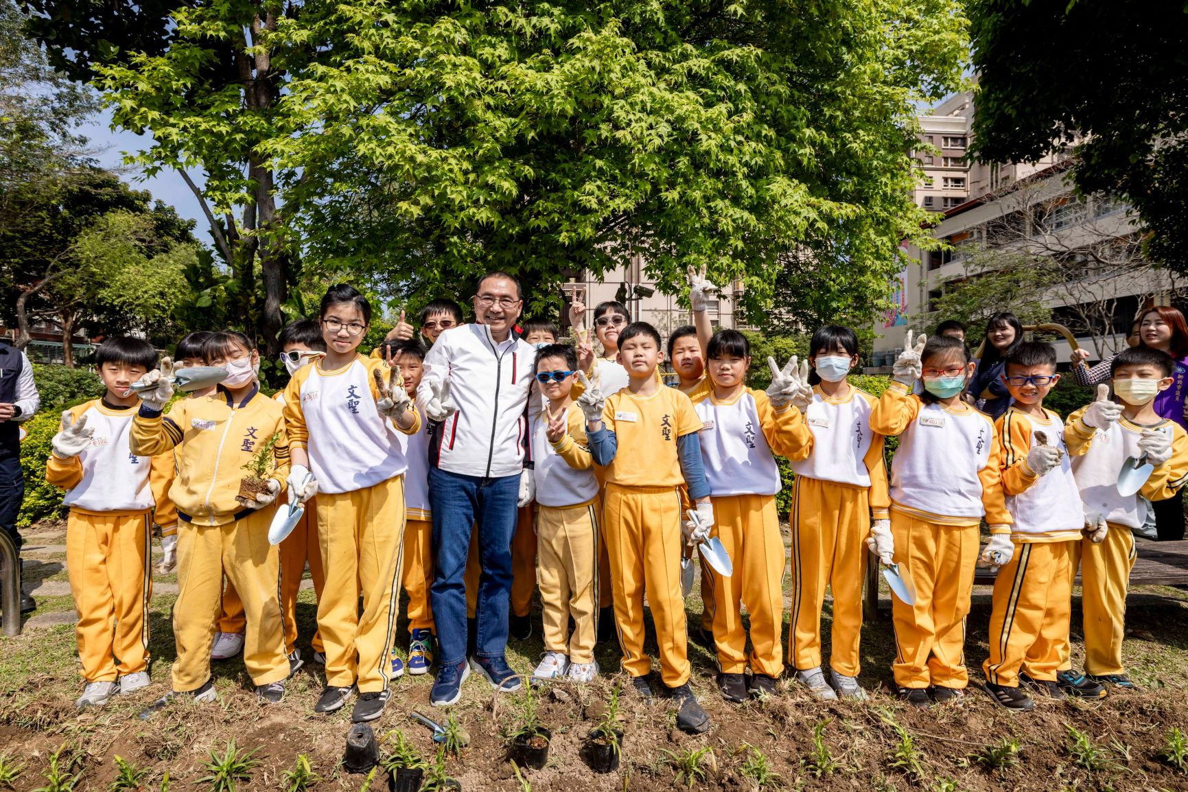  今 (22) 日侯友宜市長與文聖國小學童於校園種植40株肖楠及700株原生台灣百合