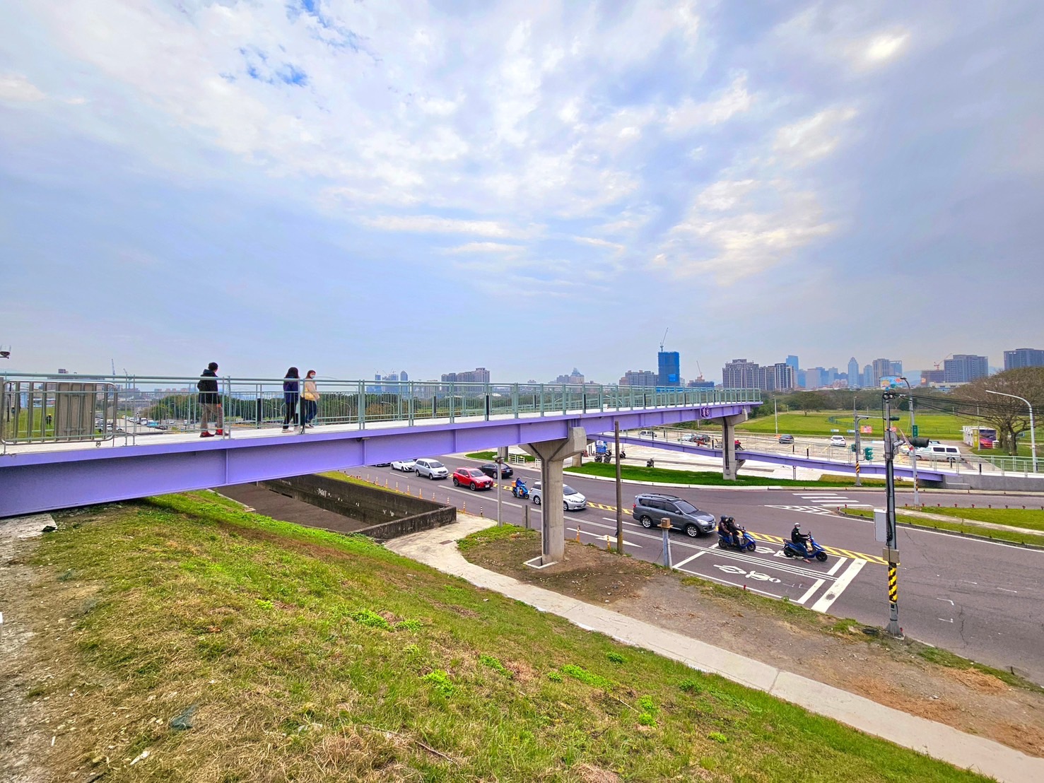 瓊林陸橋及水岸電梯歡迎熱愛生活、喜歡運動、散步及騎乘自行車的民眾多加利用，一起走進河濱公園