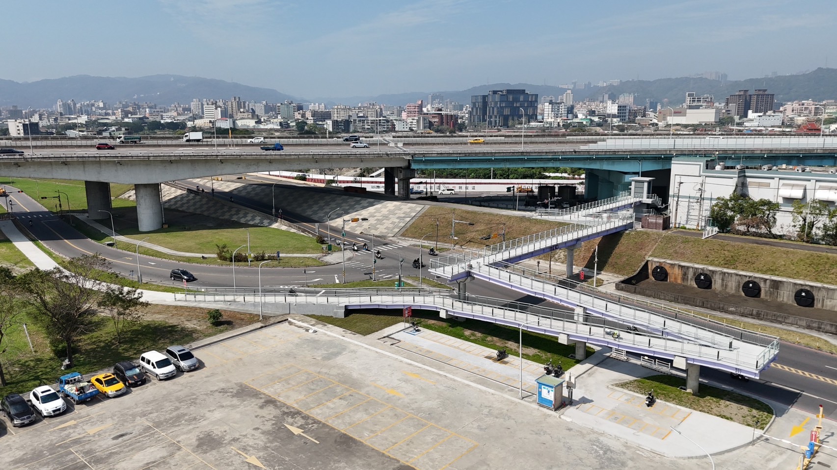 瓊林陸橋橫跨環漢路二段及重新堤外道，並設有水岸電梯及無障礙坡道