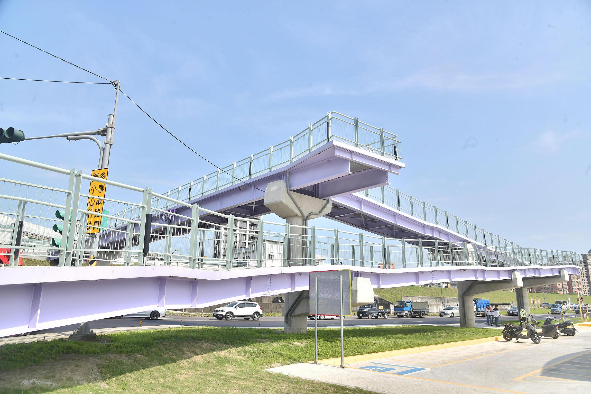 新莊區台65橋下「瓊林陸橋」，為新北市第14座河濱水岸友善電梯
