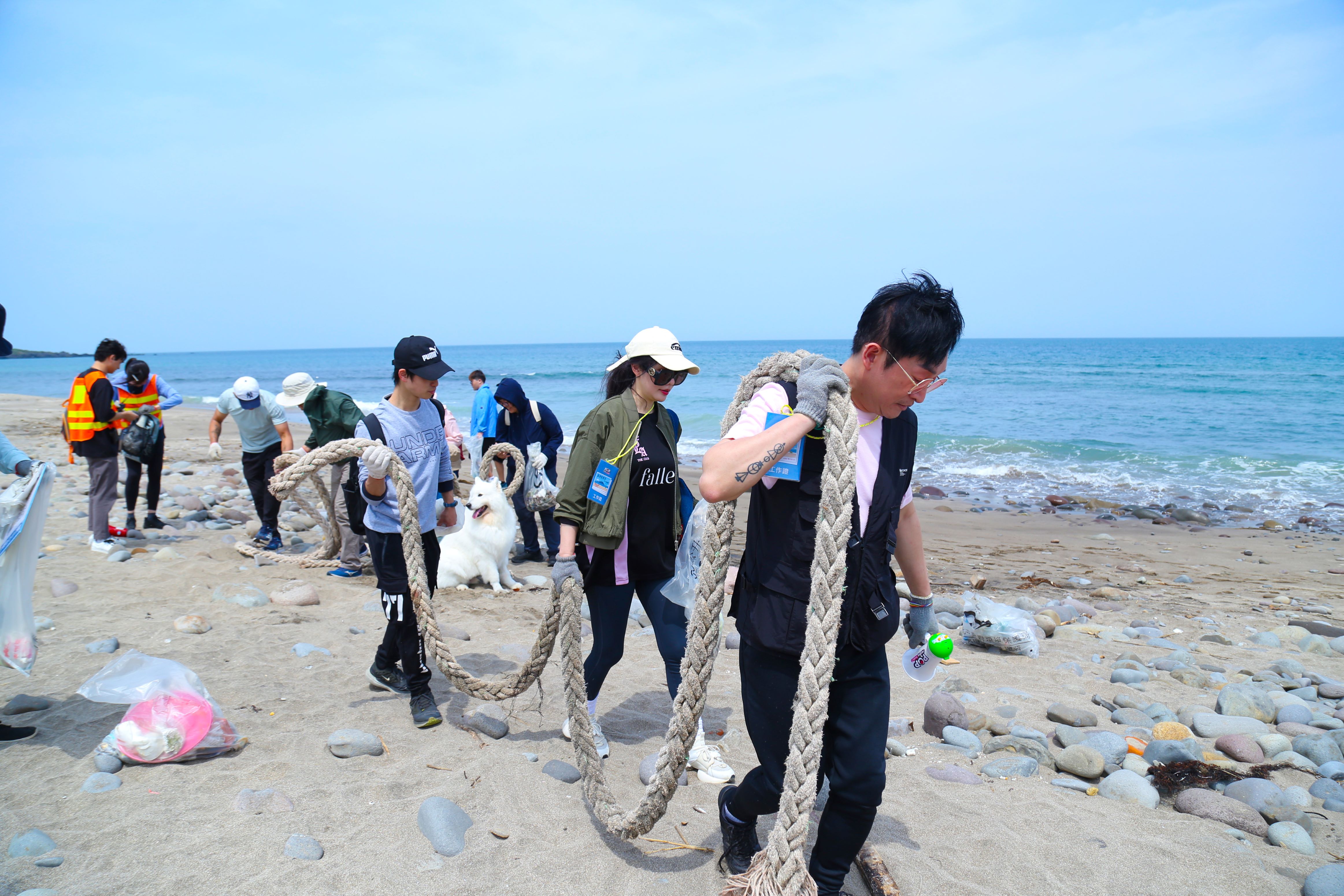 3.電台台長與主持人與民眾一起淨灘