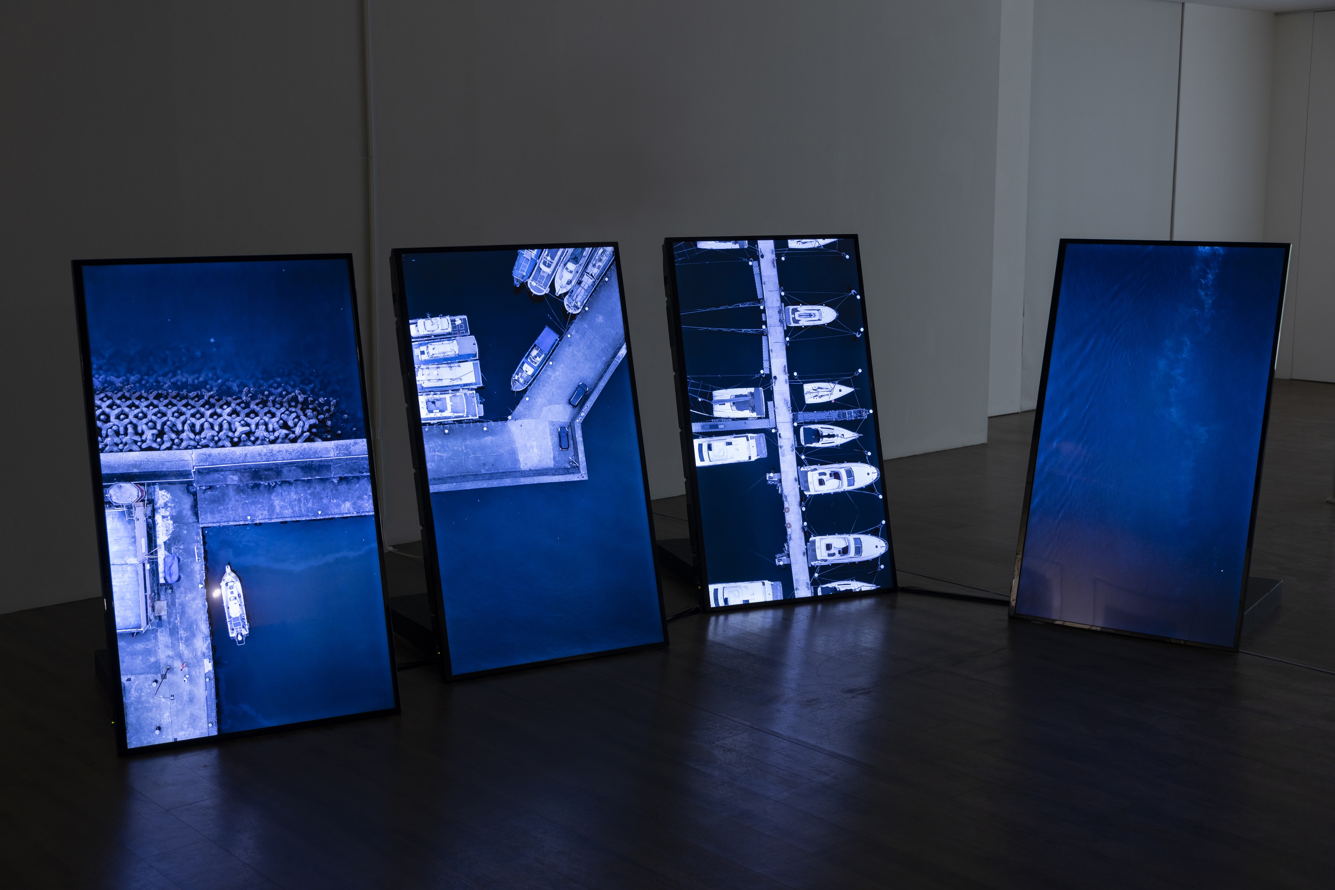 數位藝術作品首次亮相於新板藝廊，開啟新的藝術表現與民眾展開當代思潮的對話，圖為藝術家黃翰柏作品《船岸渠道》
