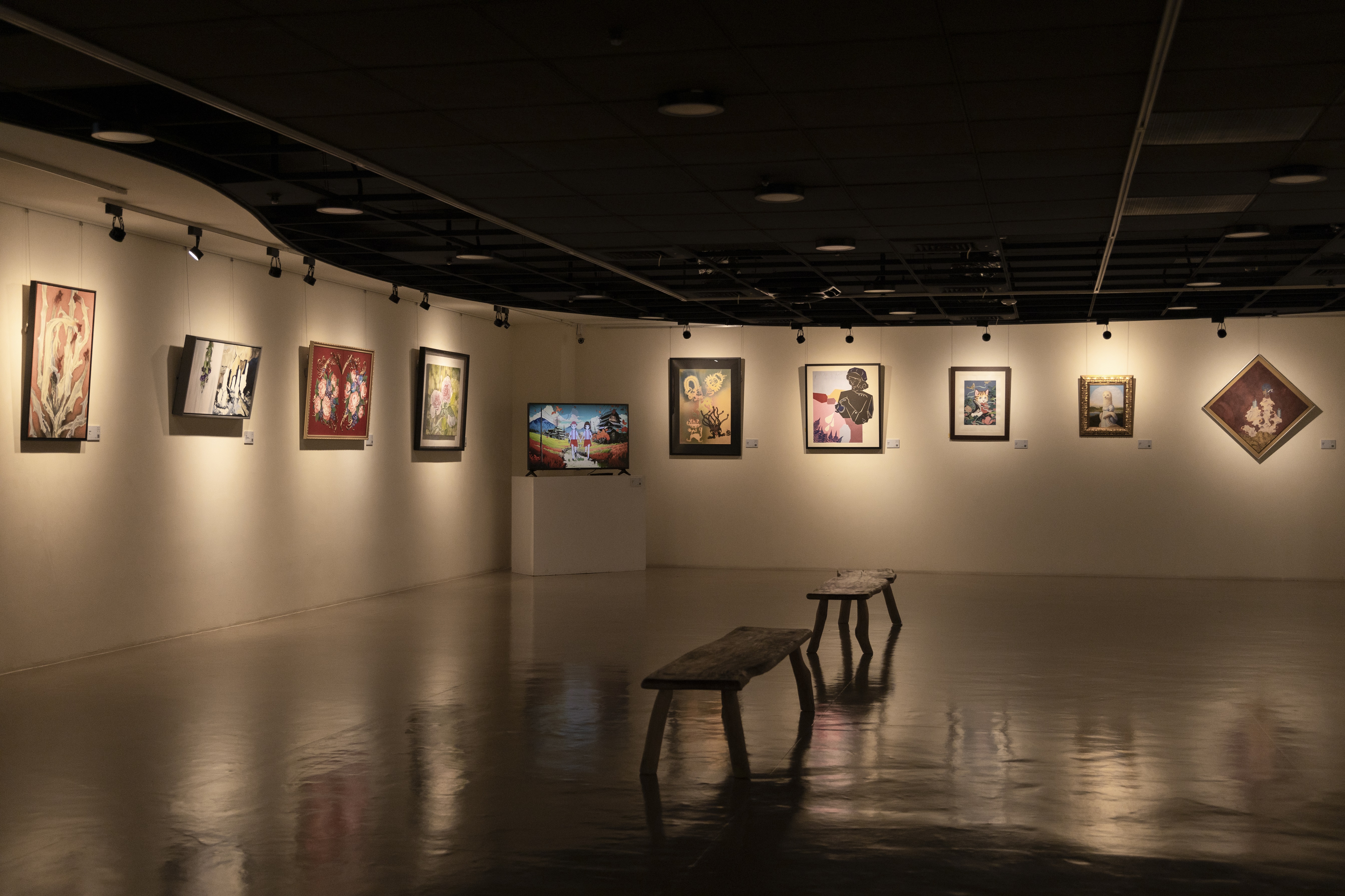 與市民生活圈緊密相連的美麗永安藝文中心，展品涵蓋平面畫作、立體造型、數位影像等多元媒材，展現了從自然、生活中汲取的創作靈感