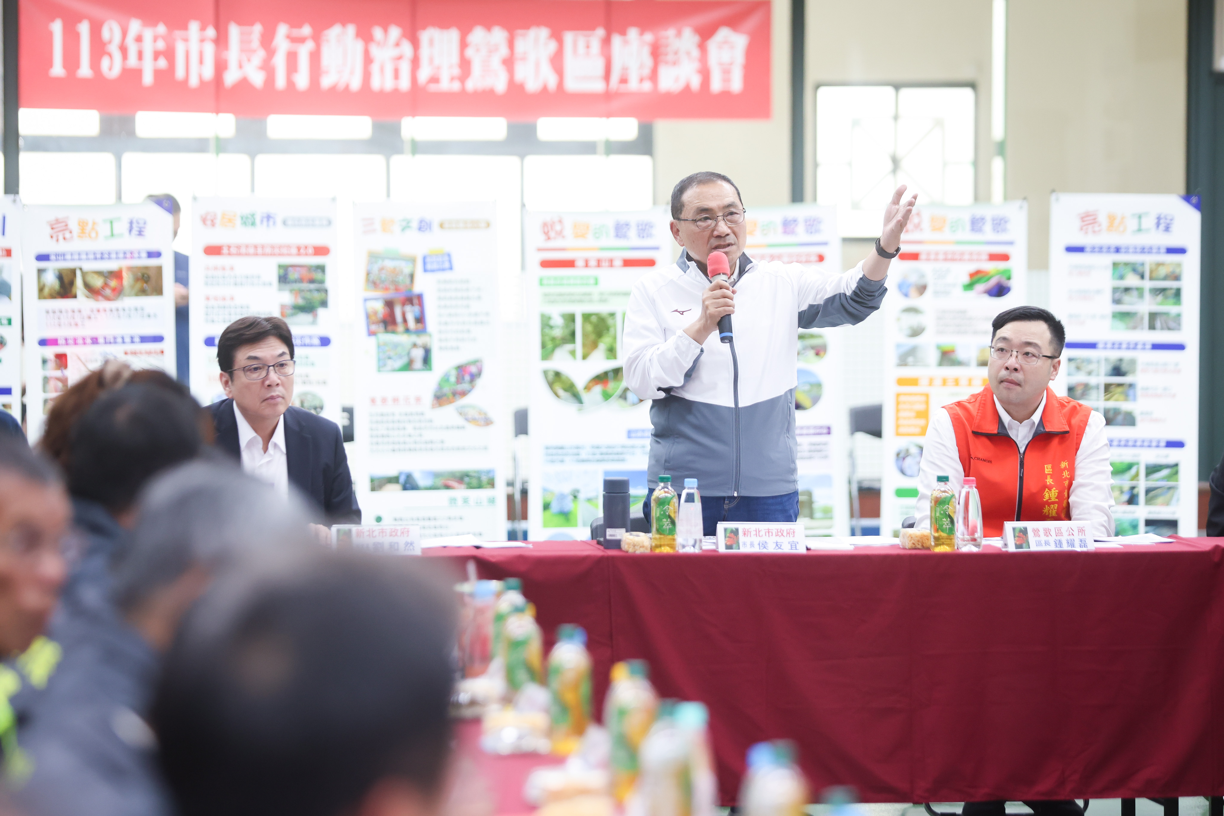 新北市長侯友宜今(25)日下午率行政團隊到鶯歌區及三峽區行動治理，傾聽民意。