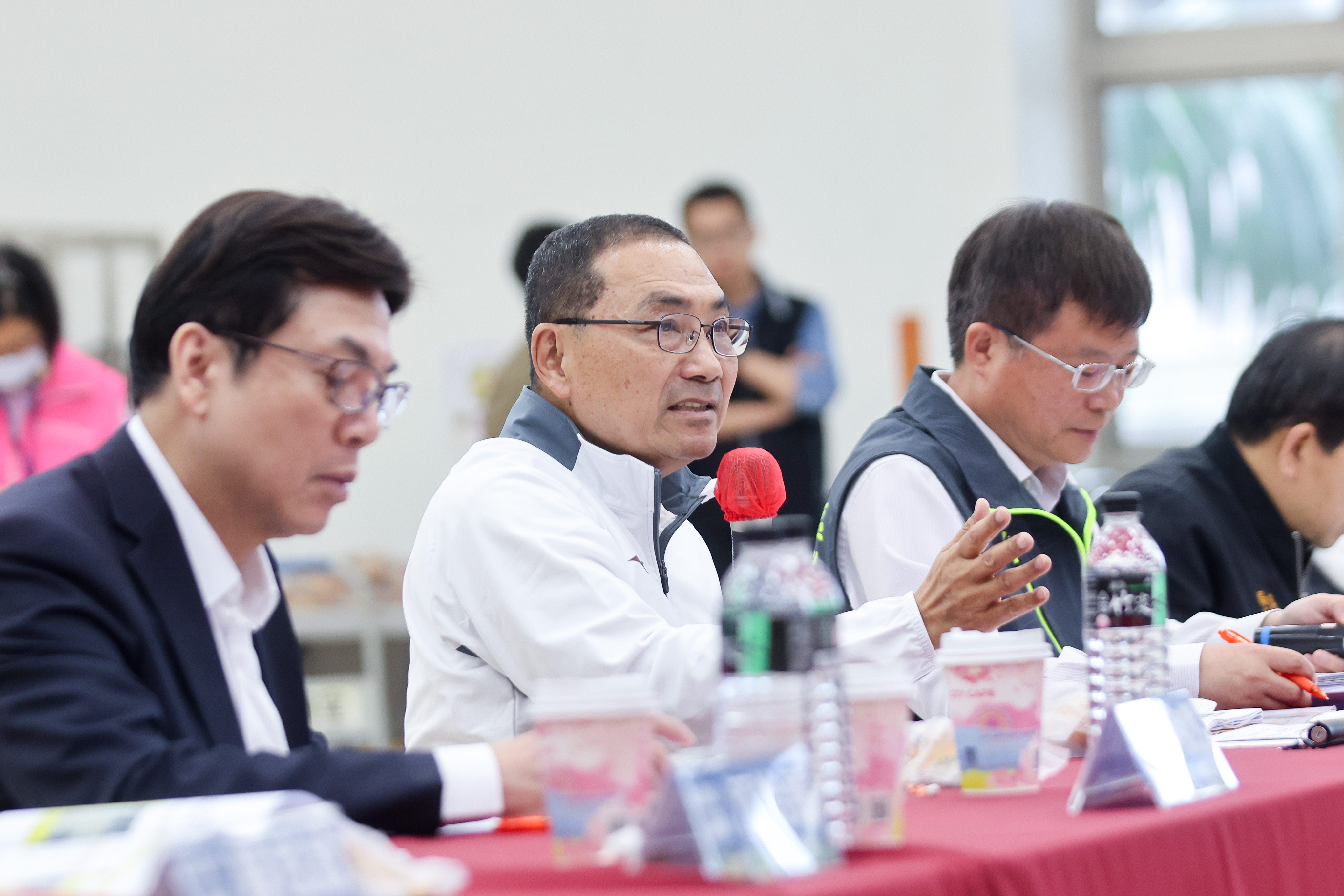 三峽區行動治理針對增設生命紀念館櫃位、易淹水地區排水設施改善等議題進行討論。
