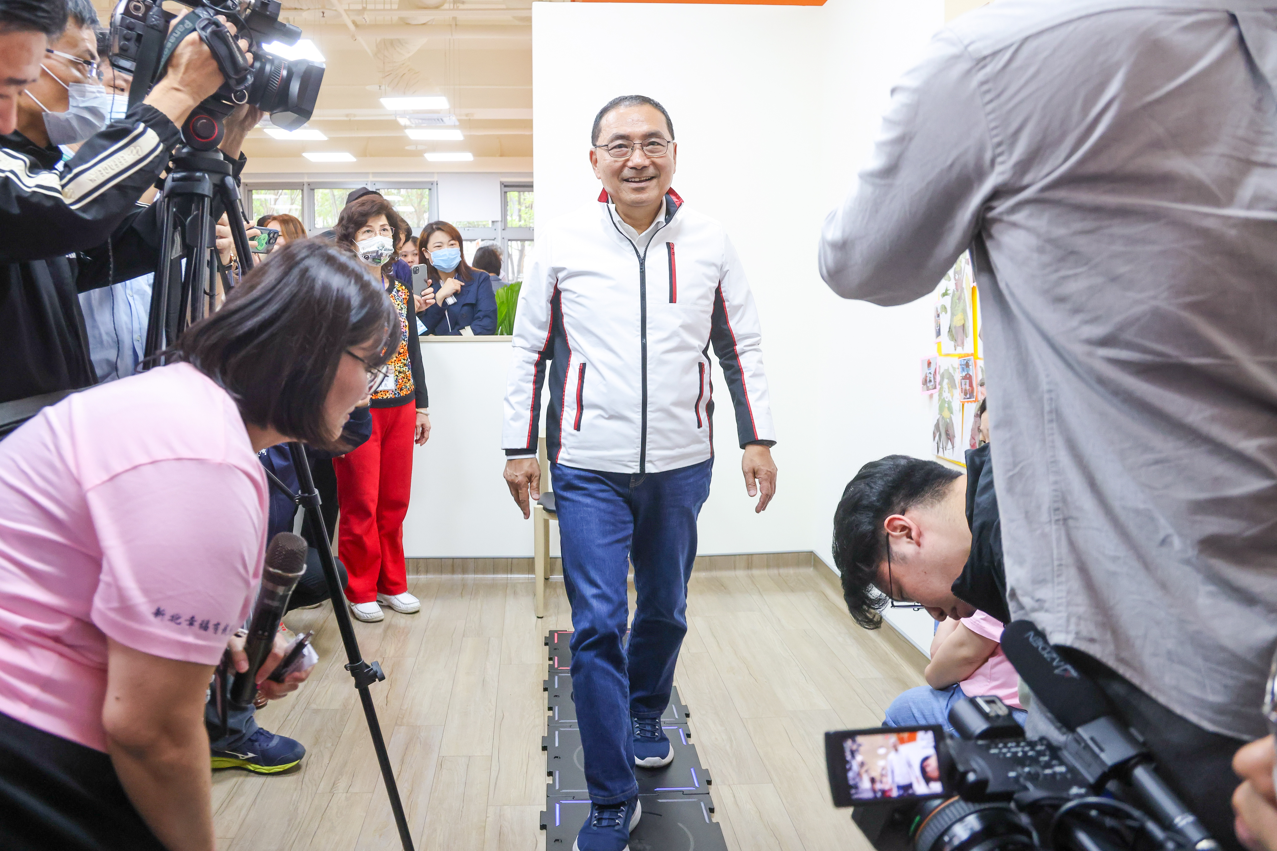 侯友宜體驗日照中心結合職能及物理治療專業發展的特色課程