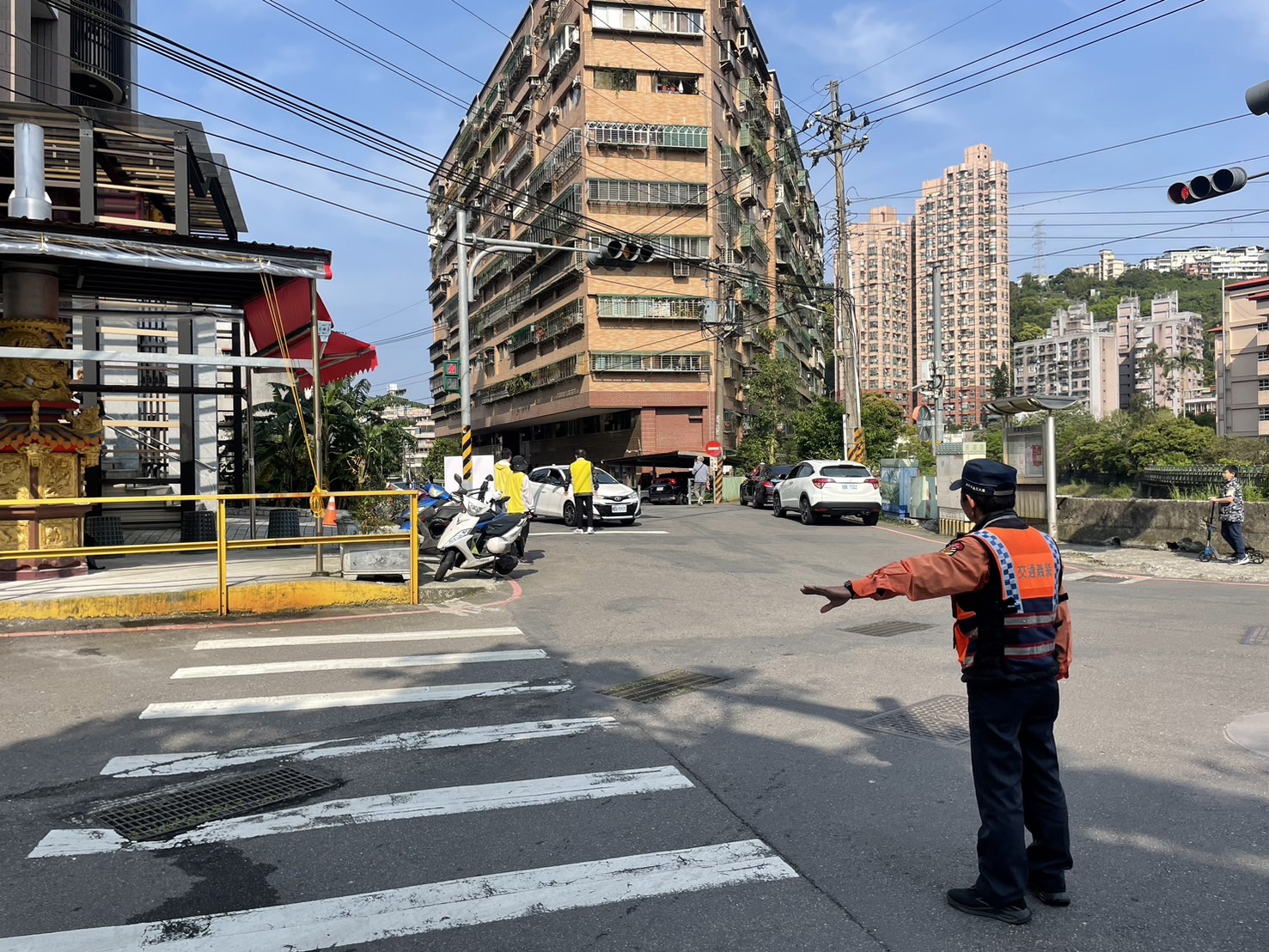 今年市府於各區納骨塔、公墓主要路口共設置51個交通管制點、提供34條免費接駁專車路線，已於上周起陸續啟動服務。