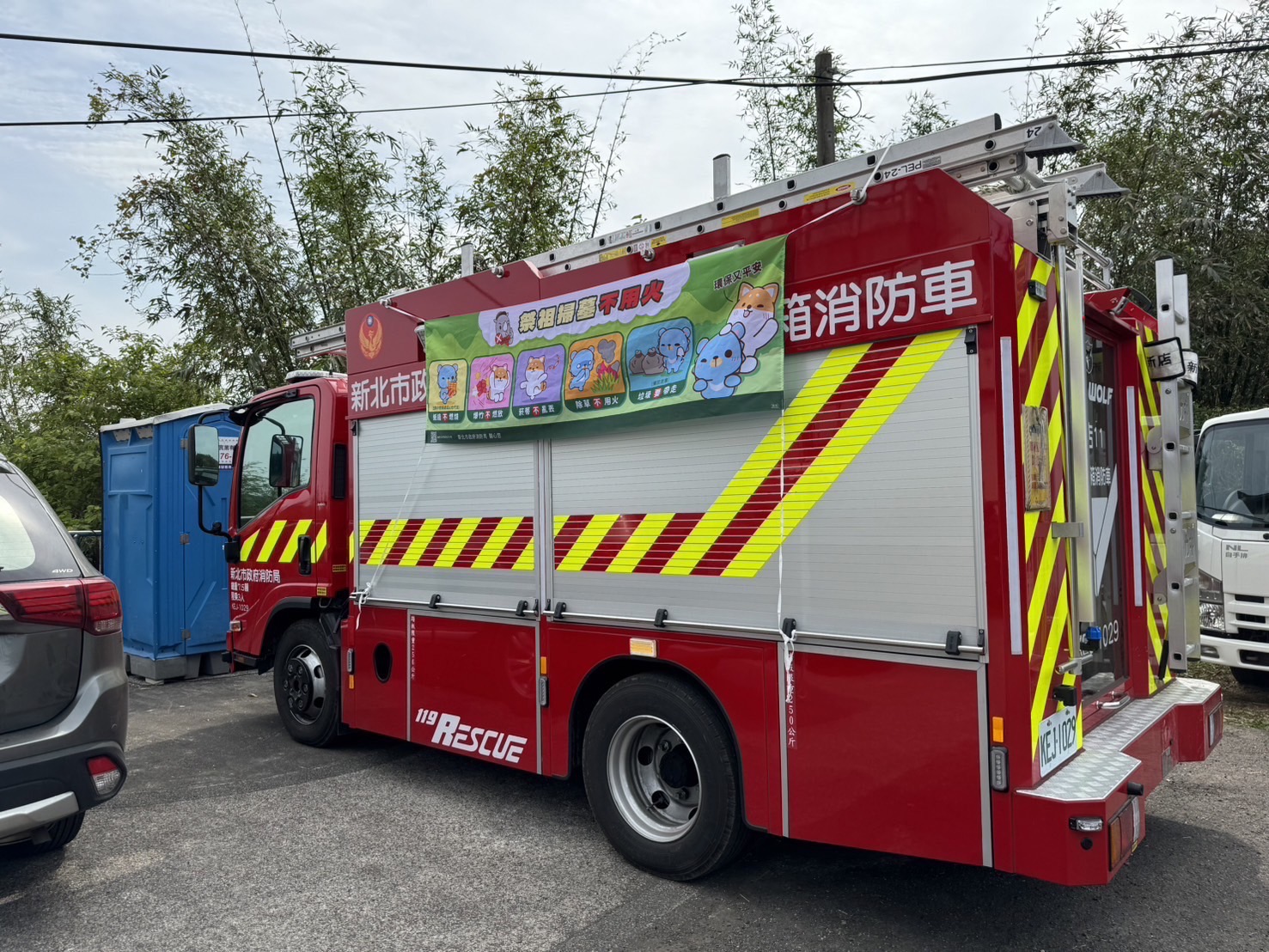 為確保清明期間公墓區之公共安全，新北市政府消防局持續派駐於服務站提供民眾用水。