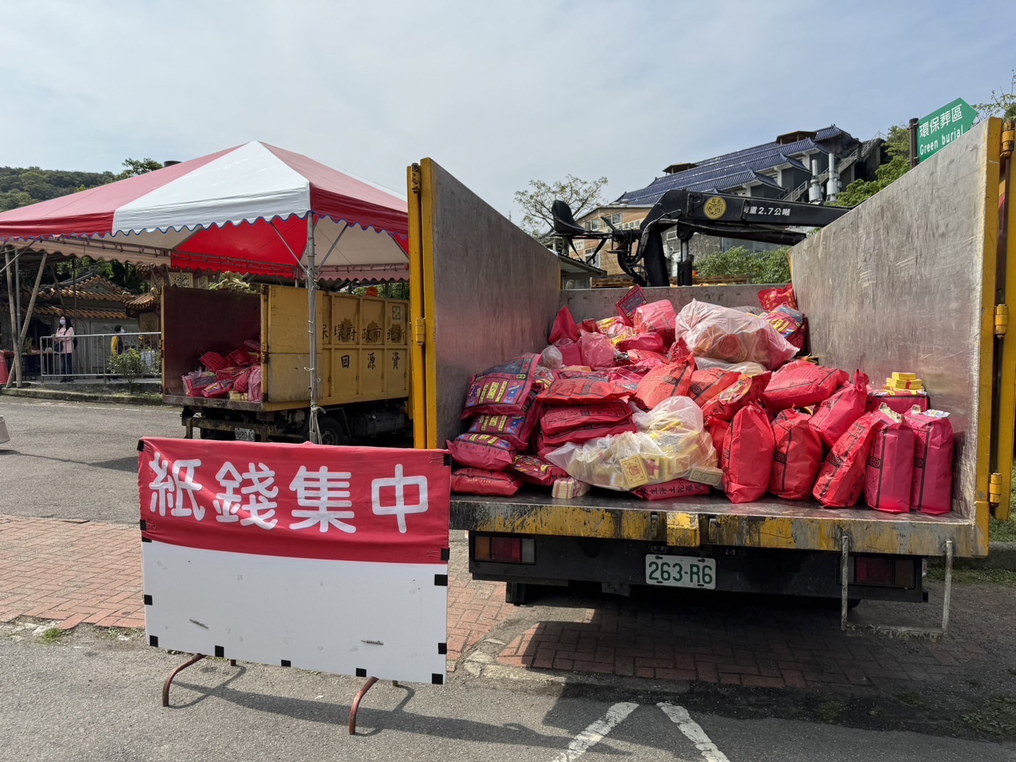 也宣導民眾紙錢放集中燃燒處，較安全也響應環保。