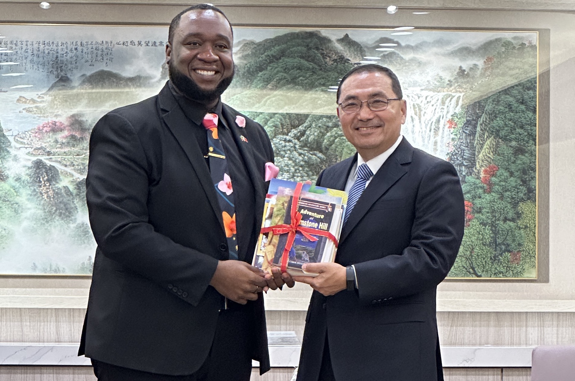 聖克里斯多福及尼維斯范東亞大使（H.E. Ambassador Donya Lynex Francis）代表特致贈 10 本克國書籍予新北市政府。