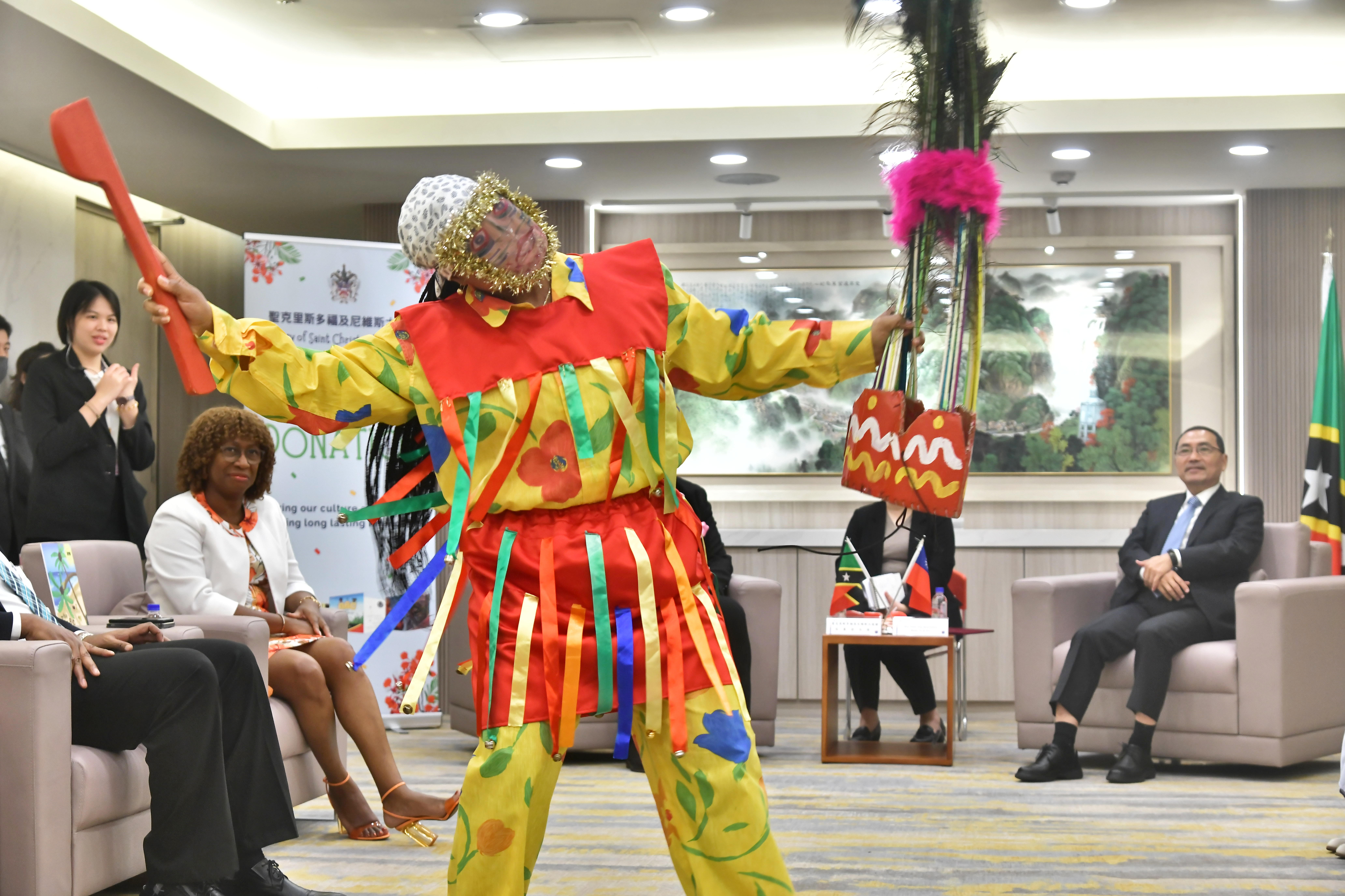 聖克里斯多福及尼維斯青年塔瓦納(Tawanna Shaniqua Collins)帶來該國傳統舞蹈。
