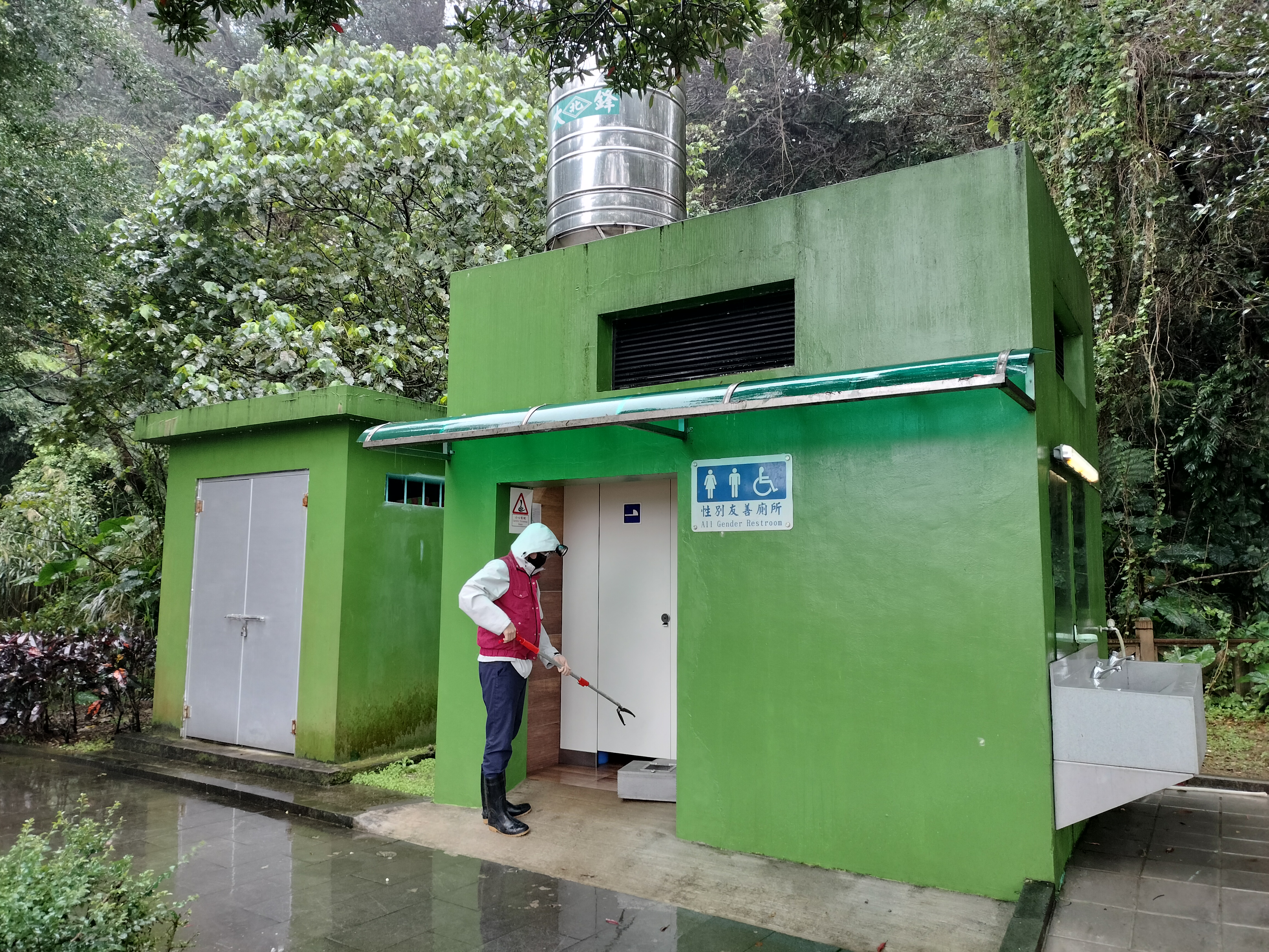 新北市動保員唐俊源獲報蛇蹤前往處理