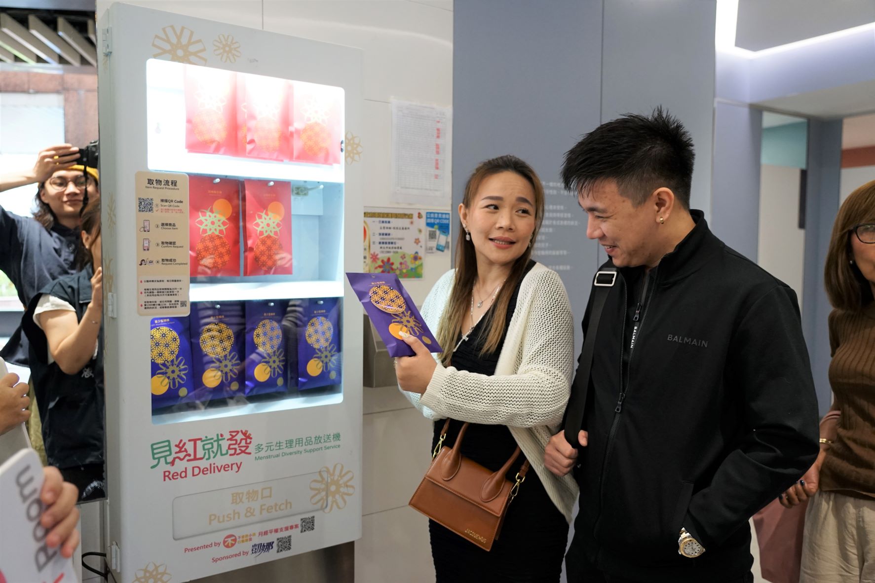 菲律賓卡巴洛甘市市長Dexter M. Uy、市議員Stephany Uy Tan體驗見紅就發多元生理用品放送機。