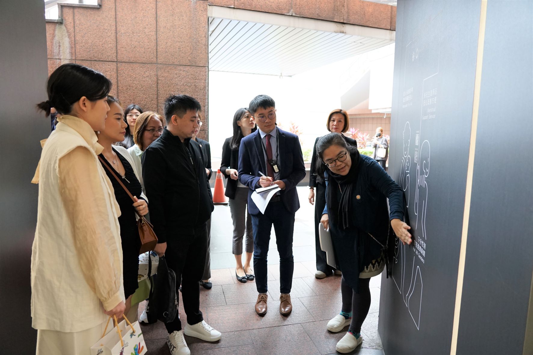  菲律賓卡巴洛甘市市長Dexter M. Uy、市議員Stephany Uy Tan參訪性平廁所。