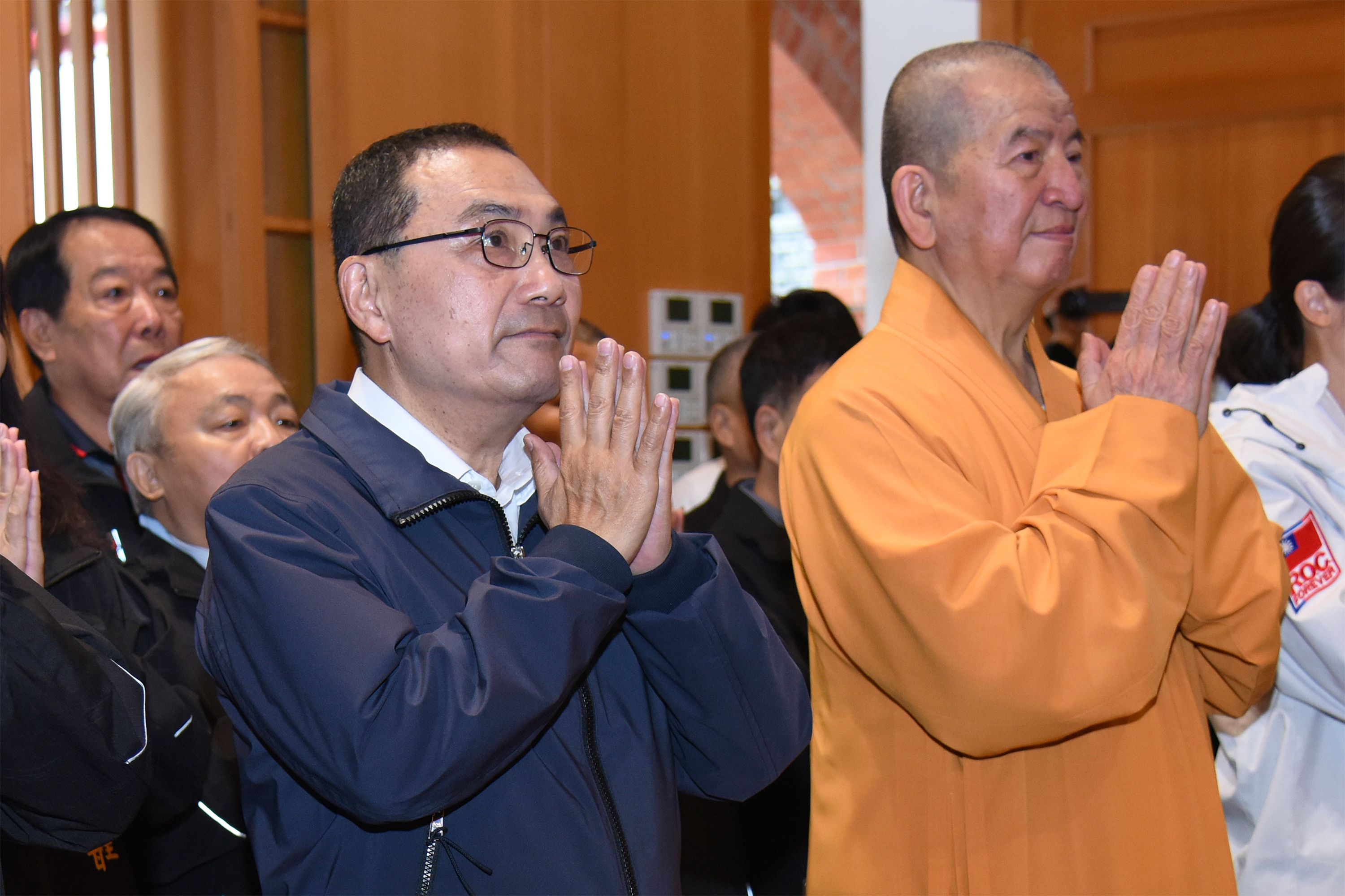 今(28)日是農曆二月十九日「觀音媽生」，新北市長侯友宜赴樹林千霞山海明寺參拜。