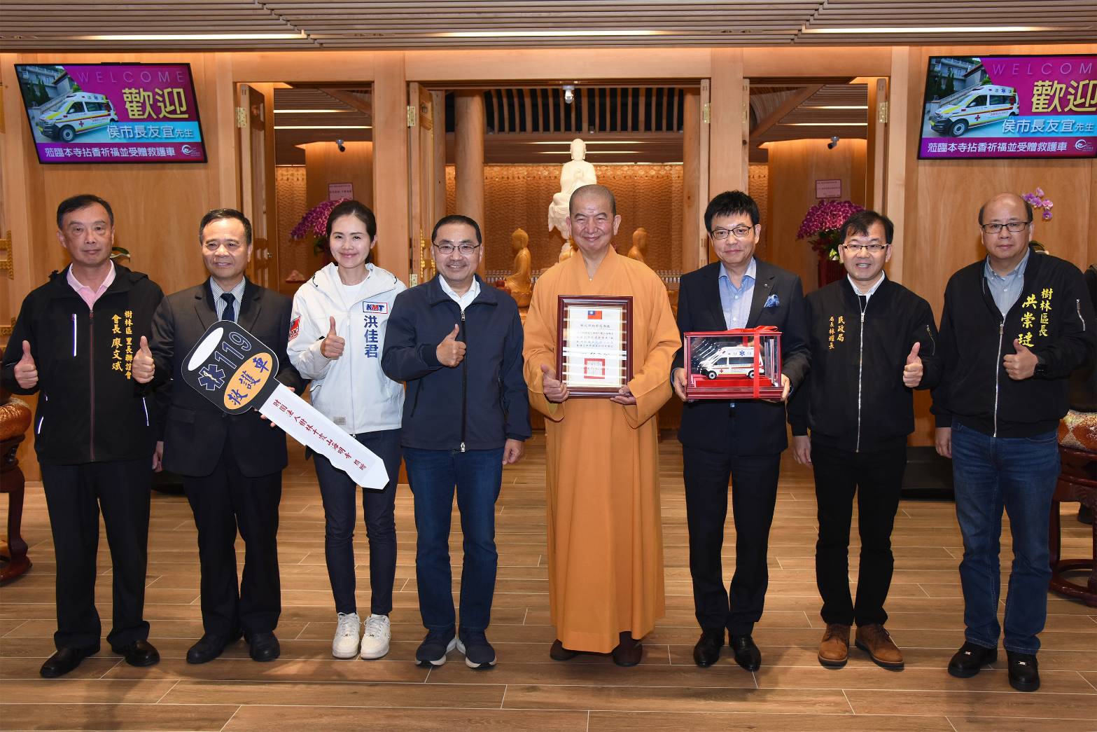 海明寺捐贈新式高頂救護車1輛，由侯友宜代表受贈並回贈感謝狀表達謝忱。