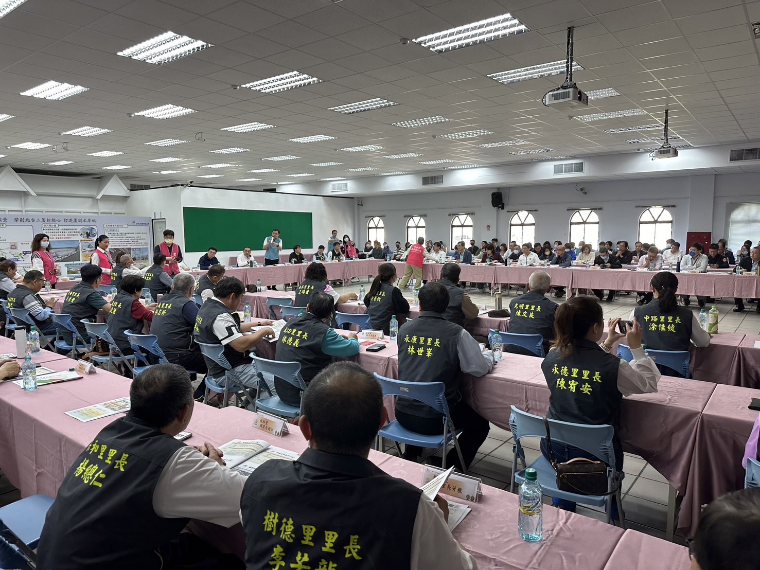 會中討論危老都更、軌道建設、開闢公園綠地、電線桿下地等議題。