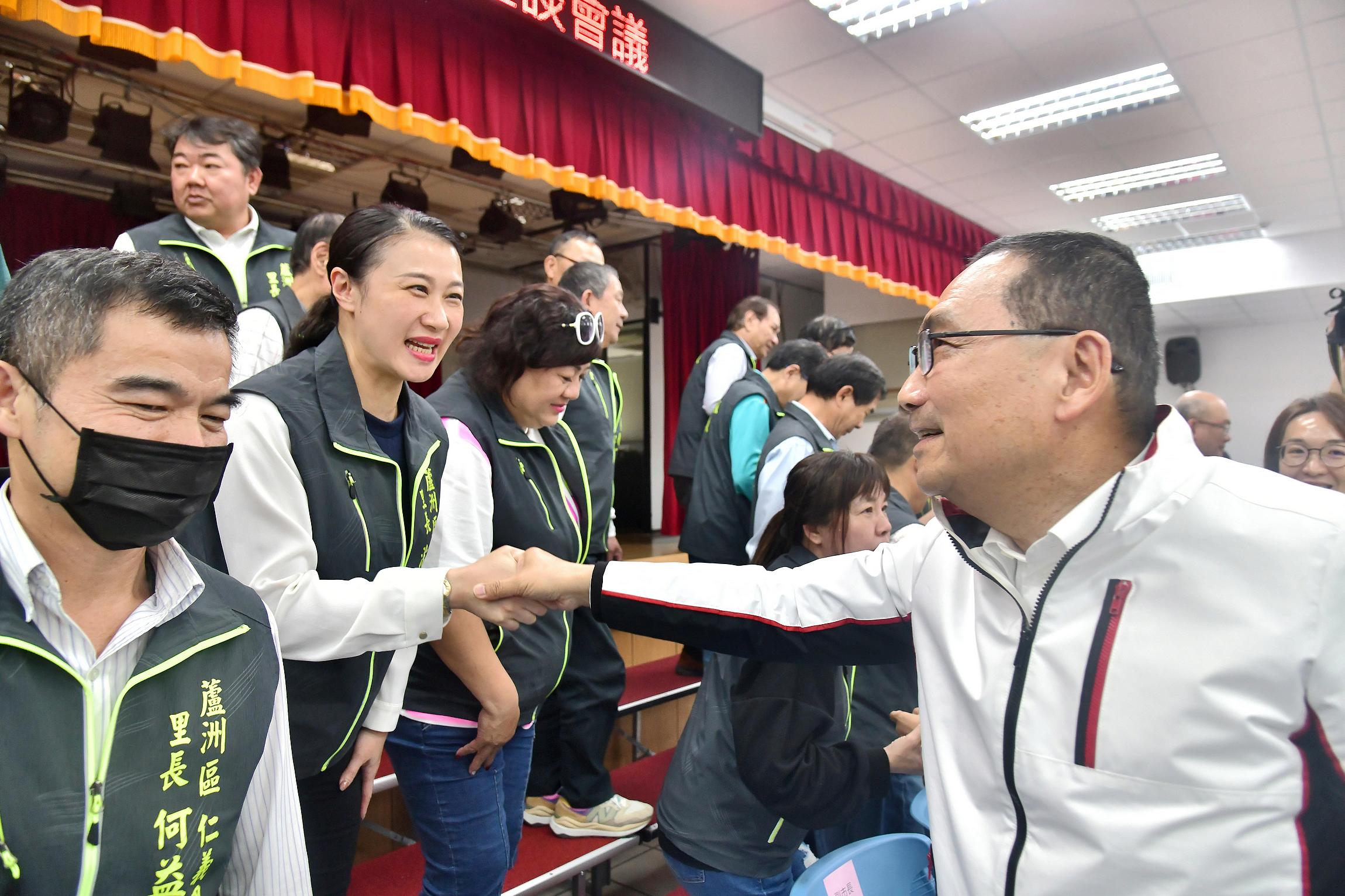侯友宜與里長面對面溝通，並感謝里長反映地方需求與民意。