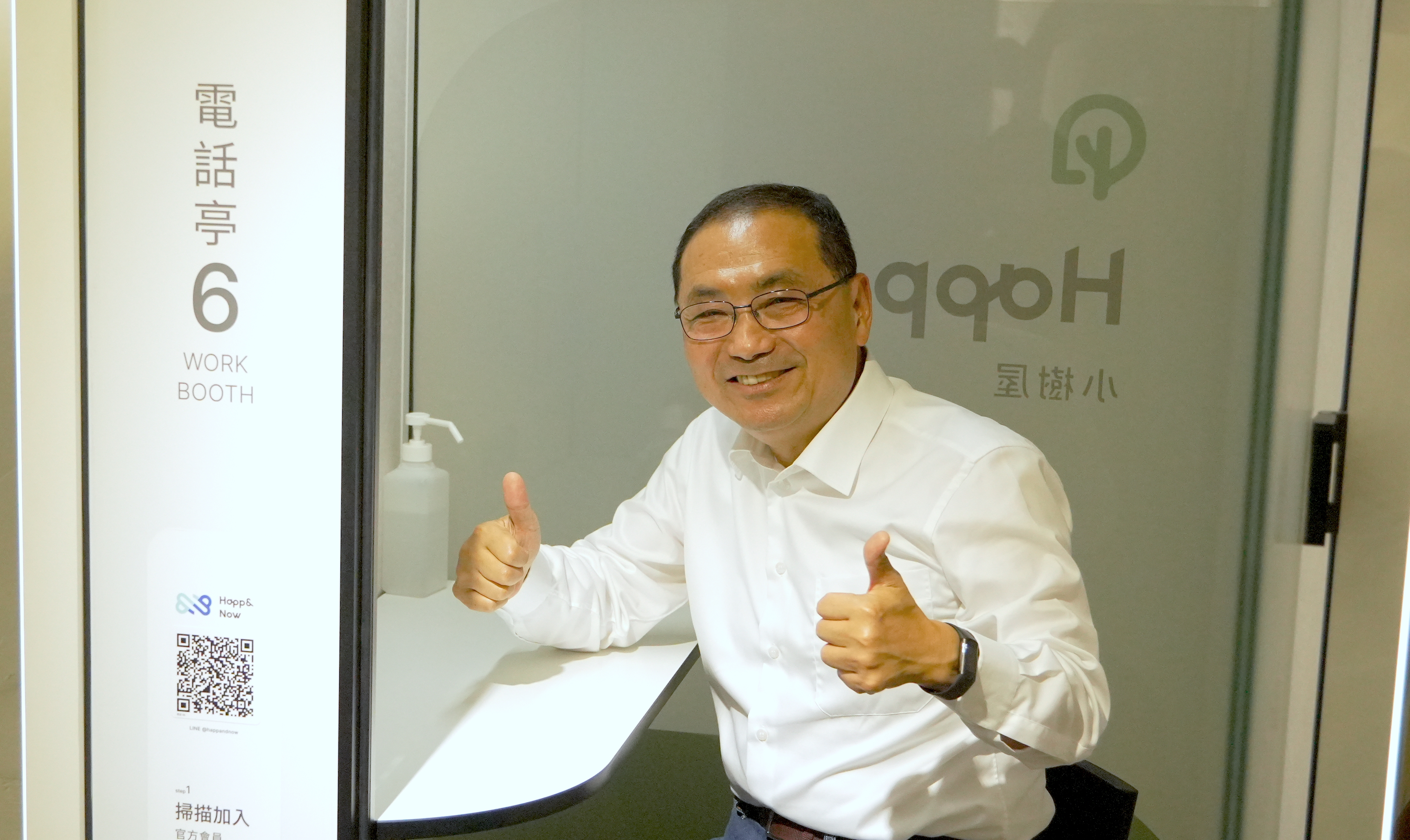 新北市長侯友宜於青年節初體驗「新莊膠囊工作站」。