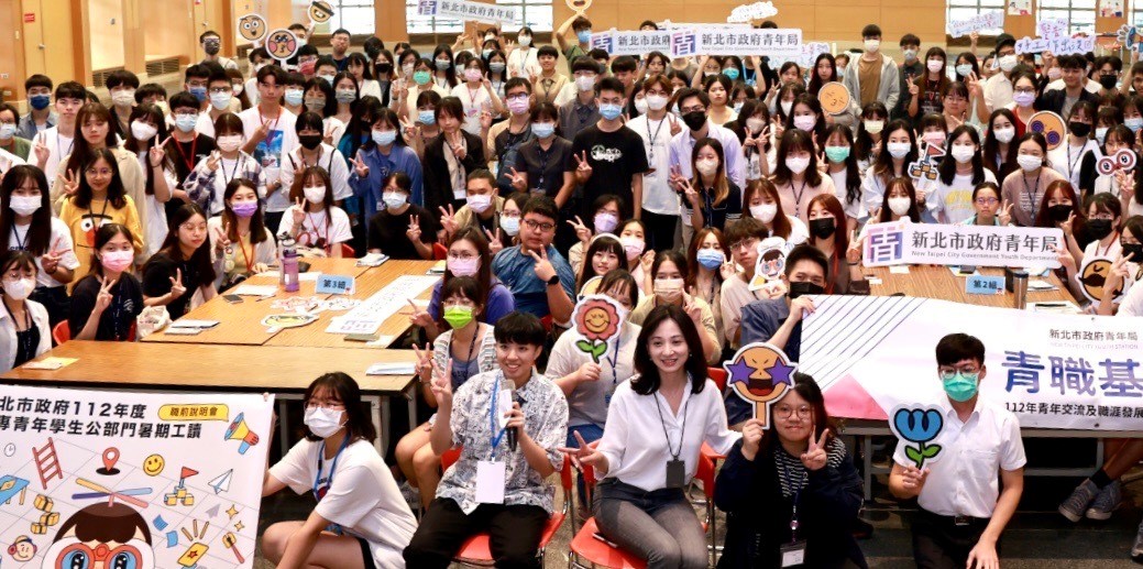新北市青年局長邱兆梅於「112年度大專青年公部門暑期工讀職前說明會」鼓勵青年工讀生，在工讀期間踴躍探索，體驗公部門的職場人生