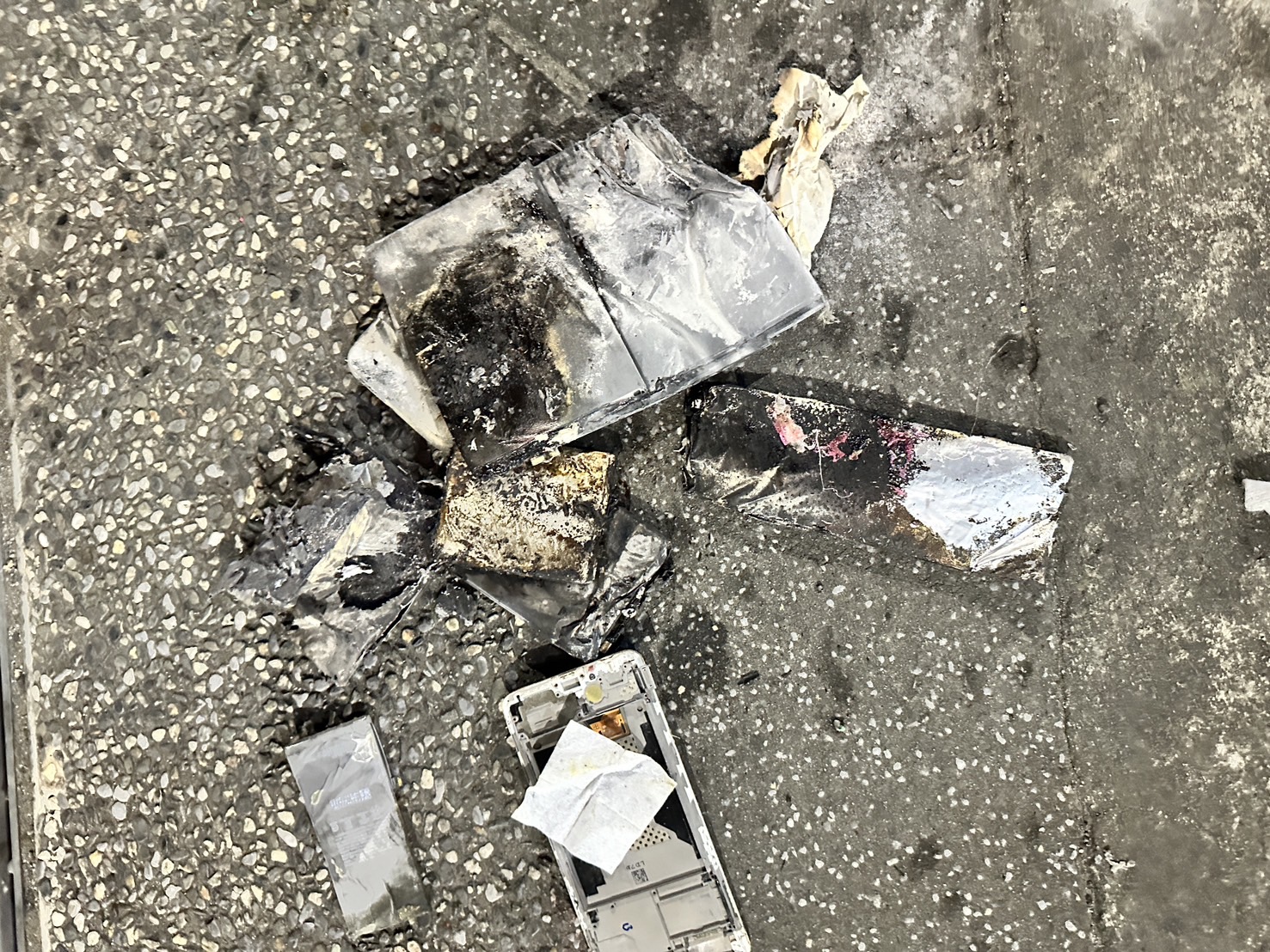 日前有民眾未正確分類將手機電池丟入垃圾車導致燃燒