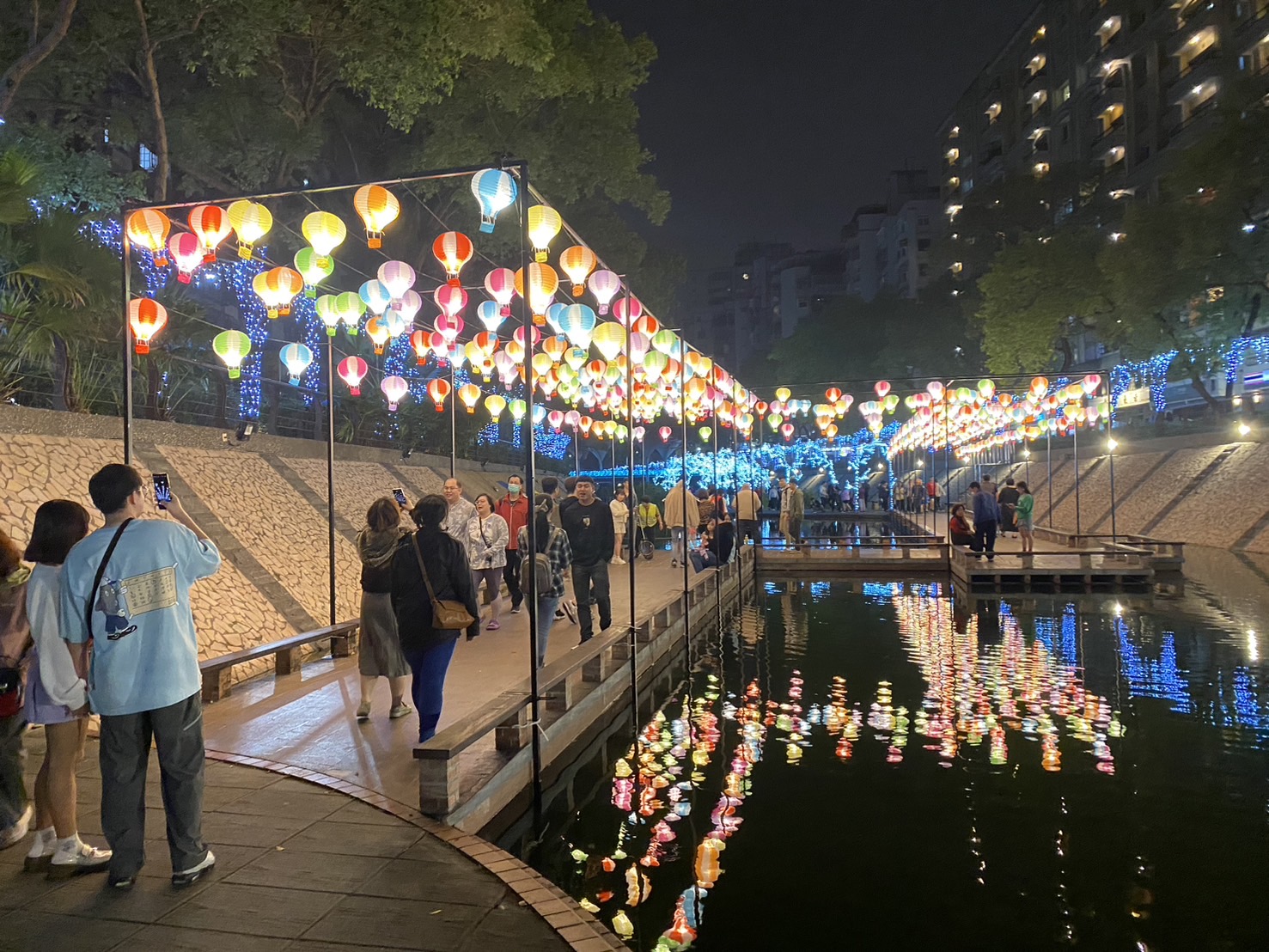 與家人朋友漫步在河廊內欣賞光雕，別有一番風味
