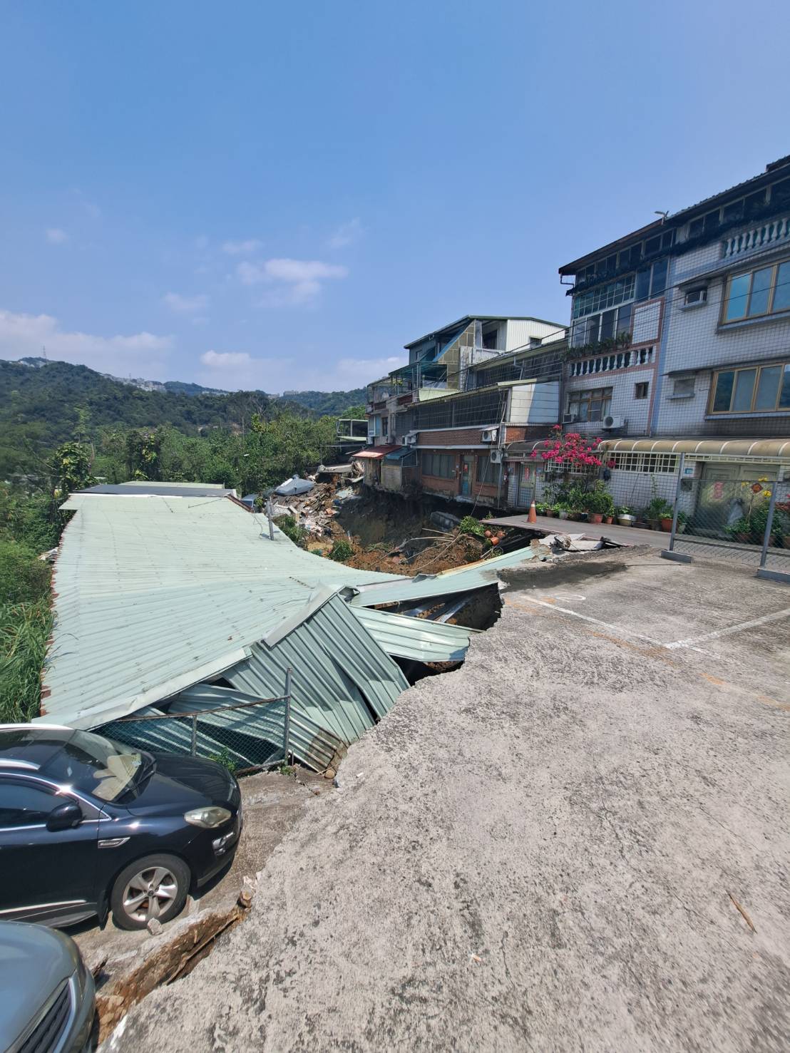 新店安泰路60巷90弄前，0403地震後，造成住戶前方邊坡大規模坍塌