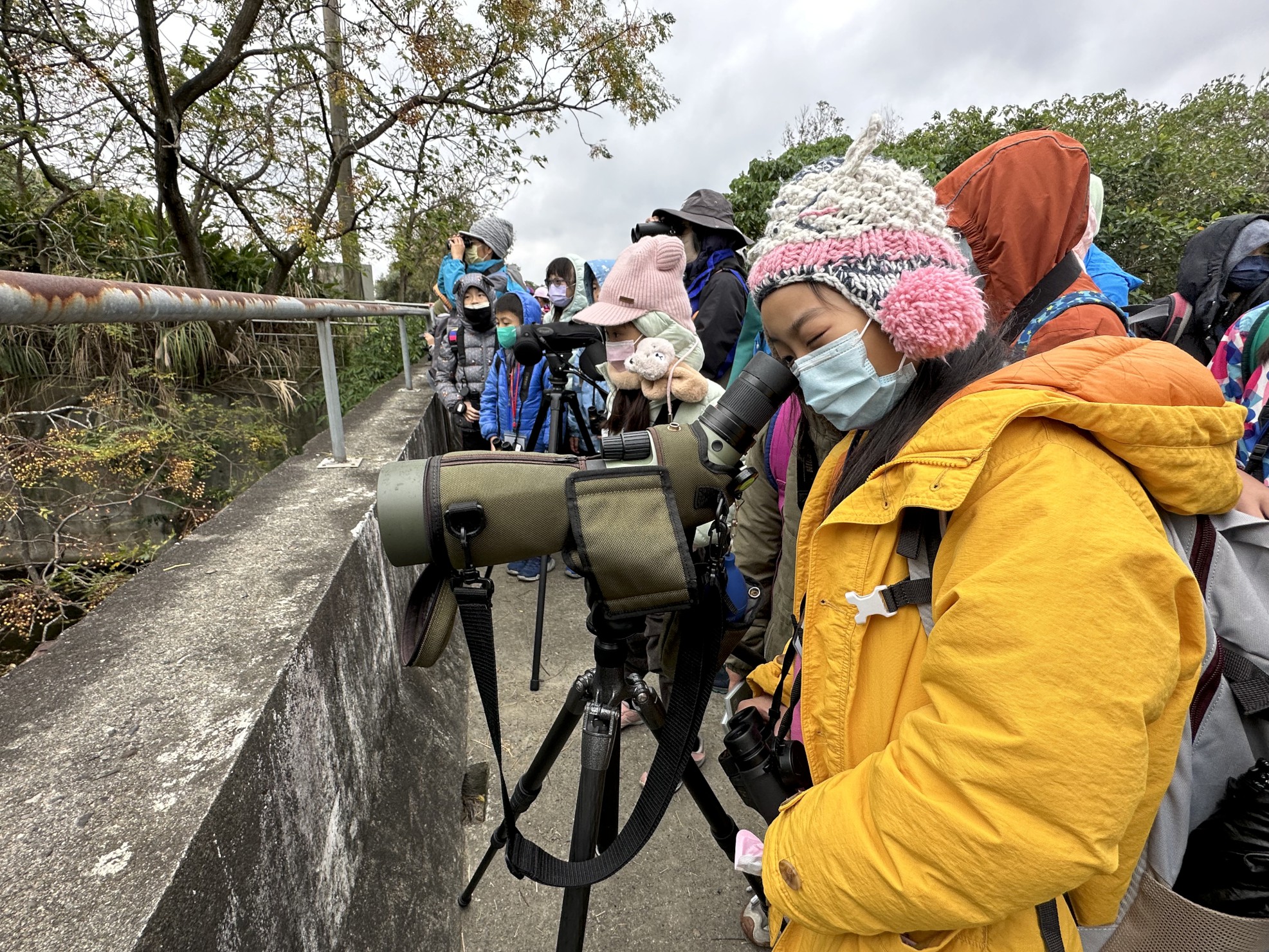 鹿巡隊員於濕地進行鳥類觀察
