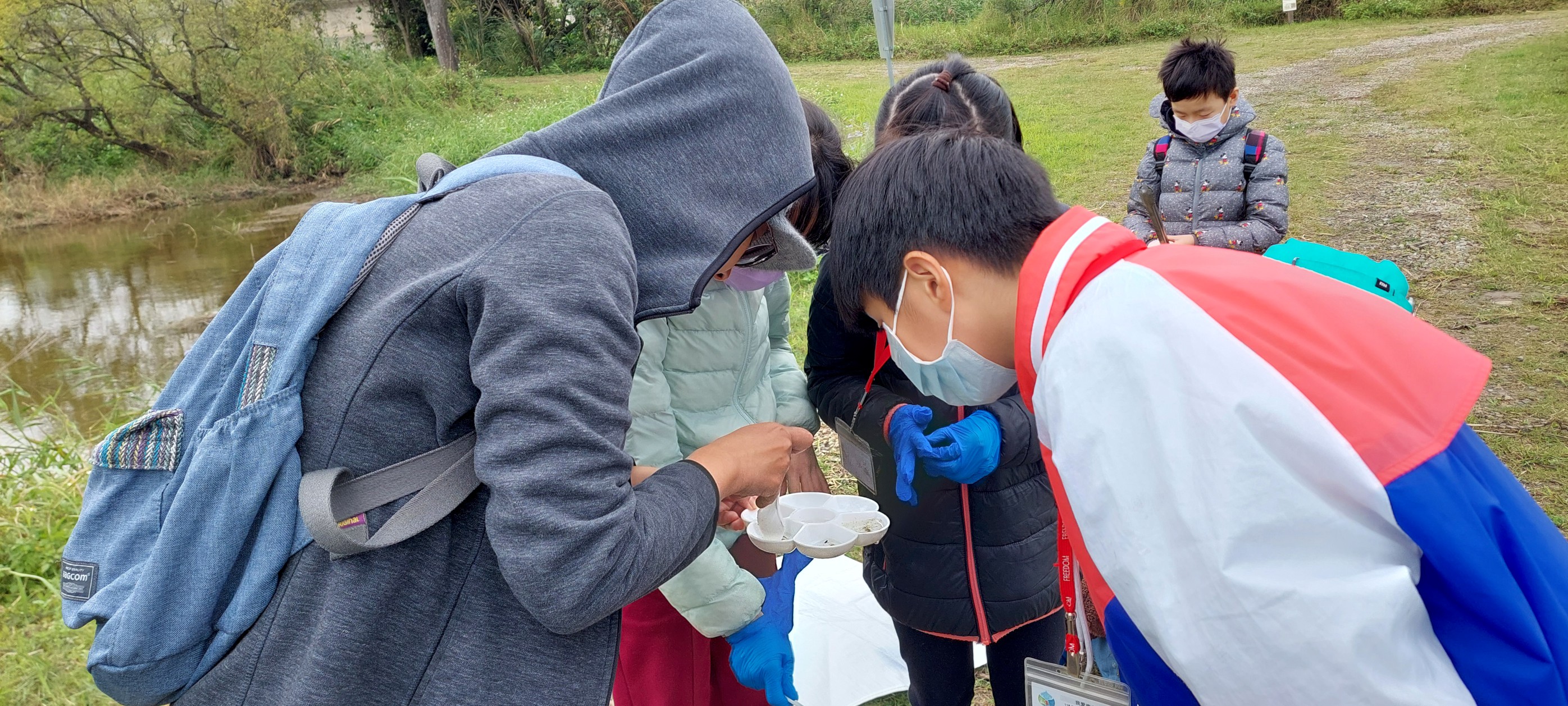 鹿巡隊員進行水棲生物觀察