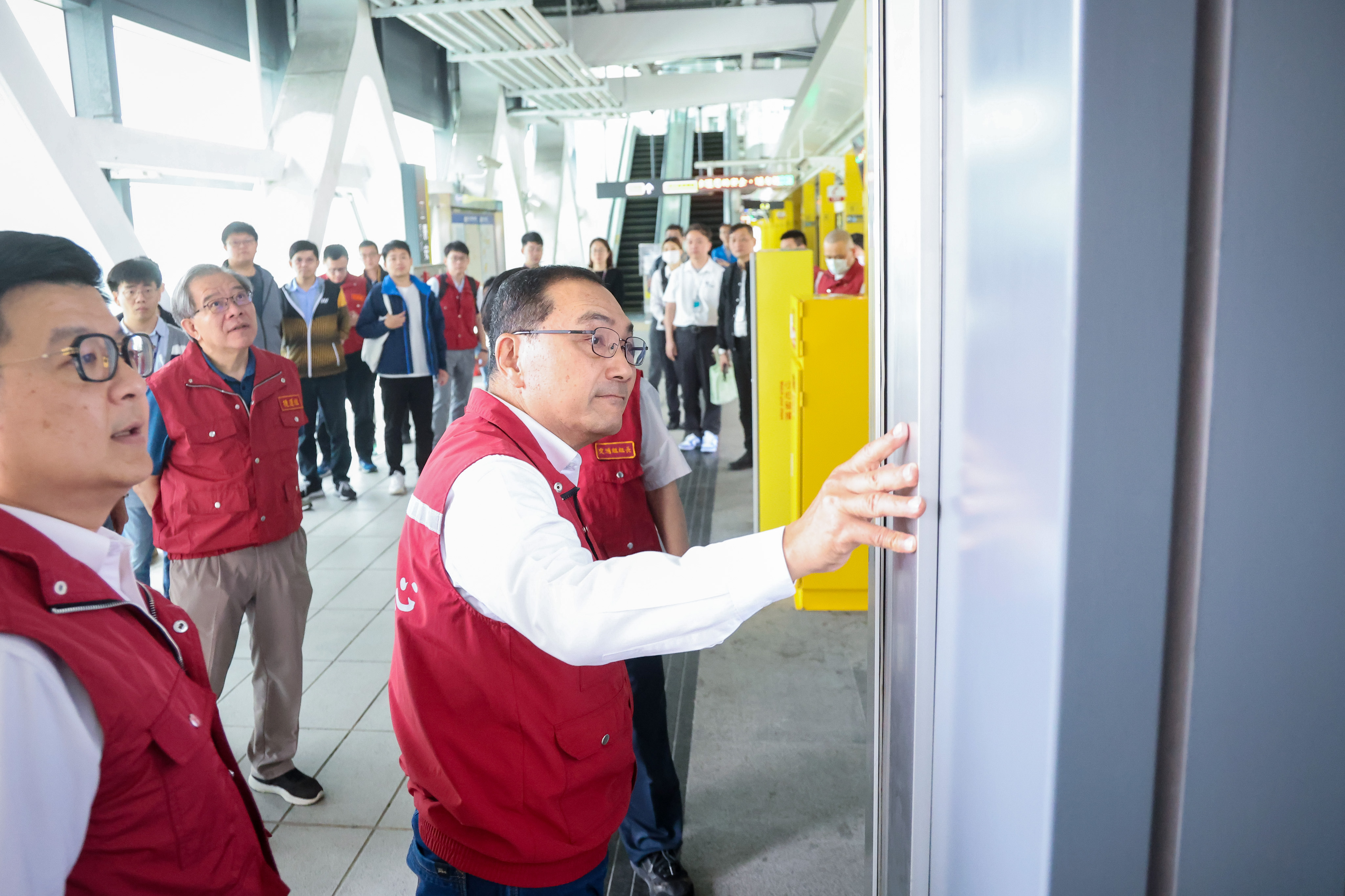 新北市長侯友宜並親自搭乘確認恢復行駛前的準備工作已做好充足安全測試後，將於今日(7日)上午11:00開放第二階段中和-大坪林站區間營運。
