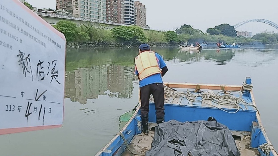 橫跨雙北兩市的新店溪自本月7日起陸續發現或接獲民眾反映有魚群暴斃，雙北已啟動「死魚緊急應變機制」