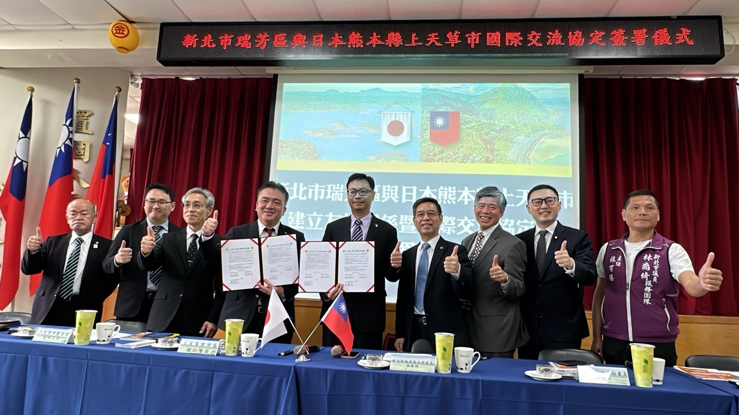 簽署完成合影