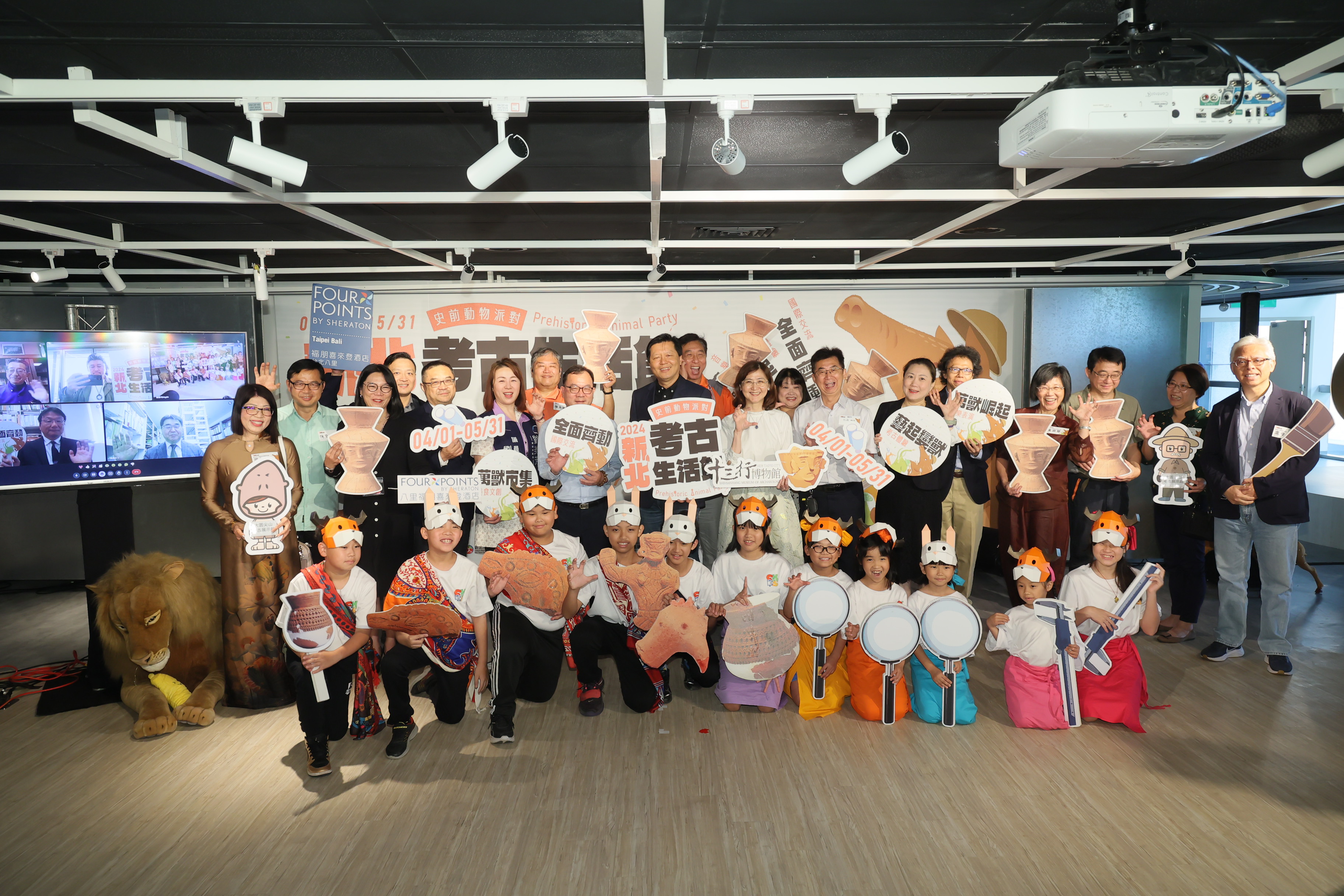 新北市副市長朱惕之及貴賓與演出學生合影