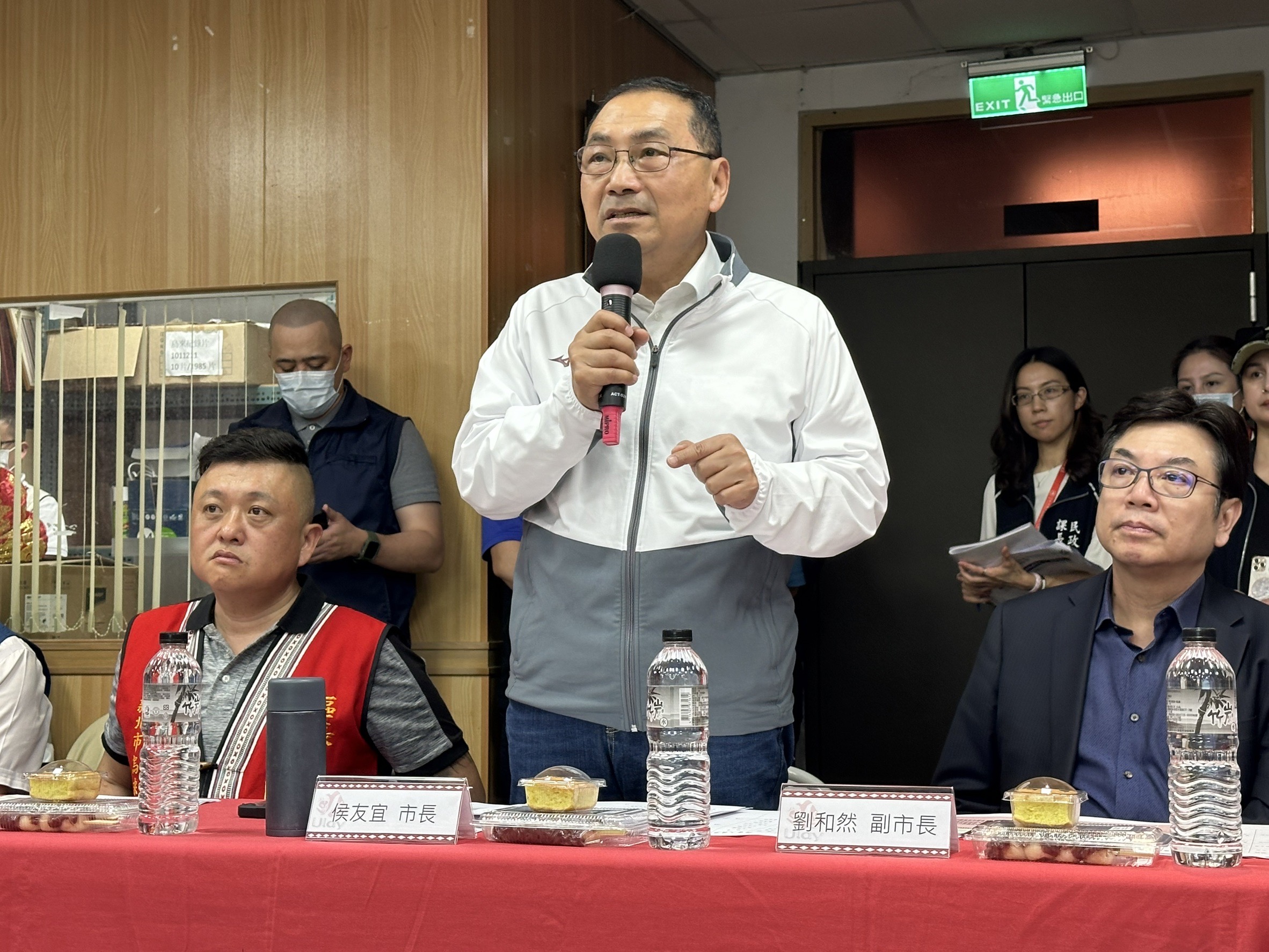 新北市長侯友宜今(15)日來到烏來區與里長座談。