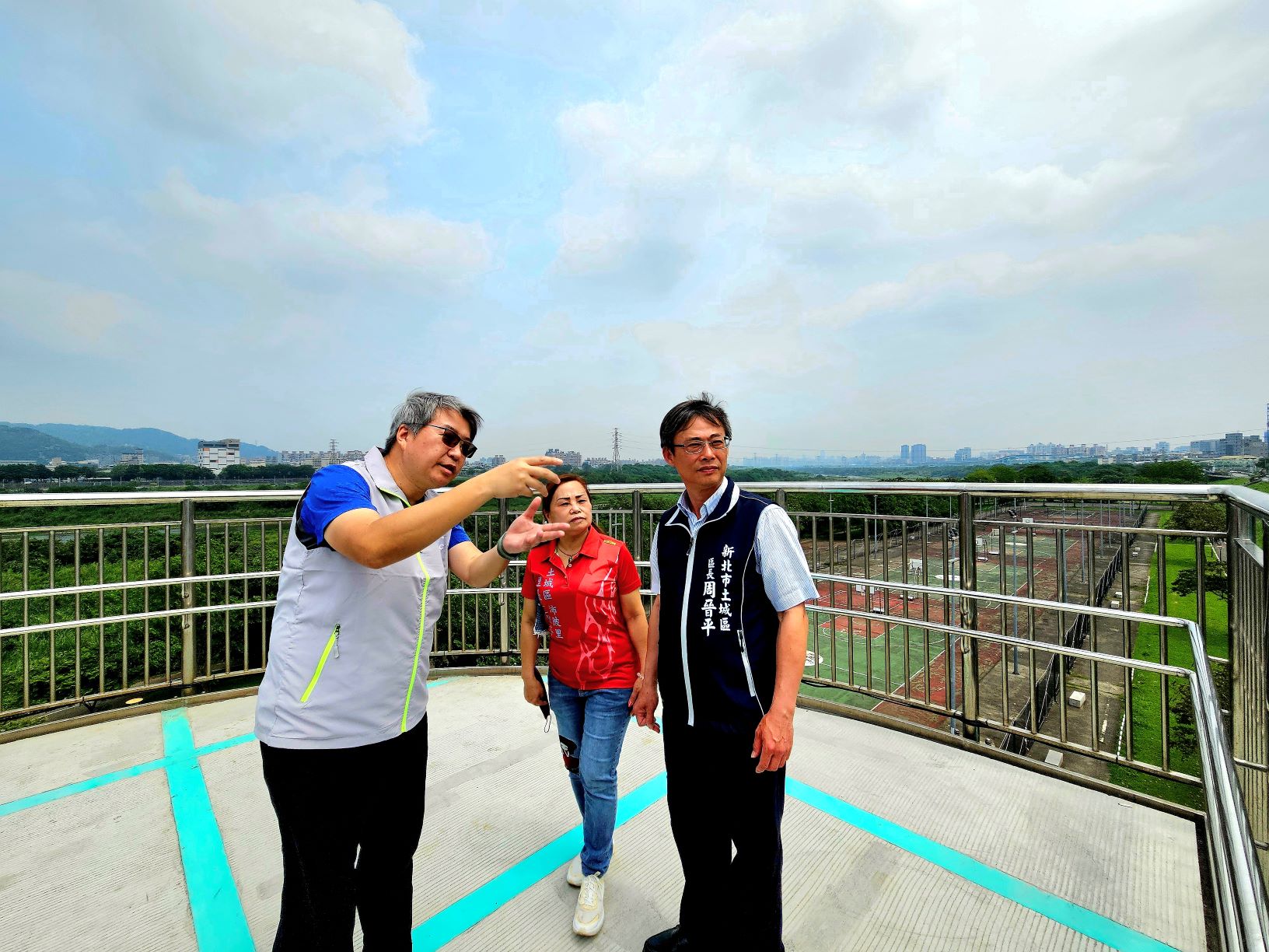高灘處處長張修銘、土城區區長周晉平及土城區沛陂里里長王金芬4月17日實地勘查陸橋現況
