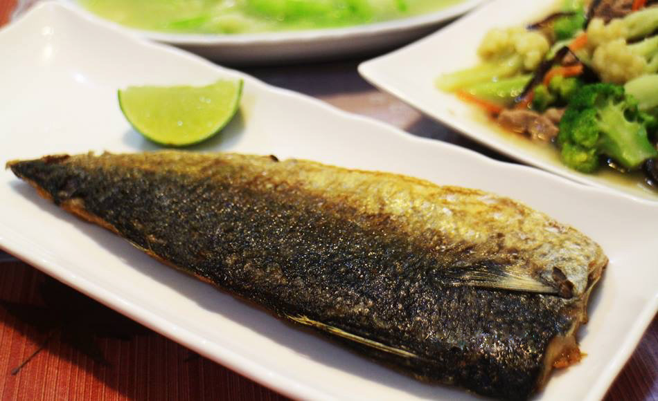 乾煎鯖魚擠上檸檬汁，搭配白飯很對味