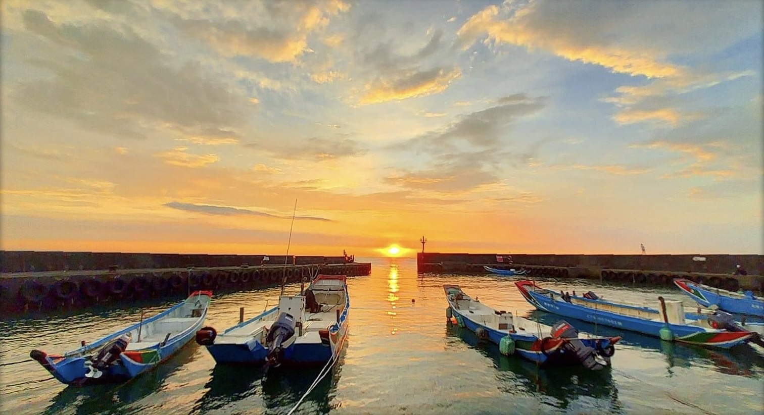 六塊厝漁港夕照之美