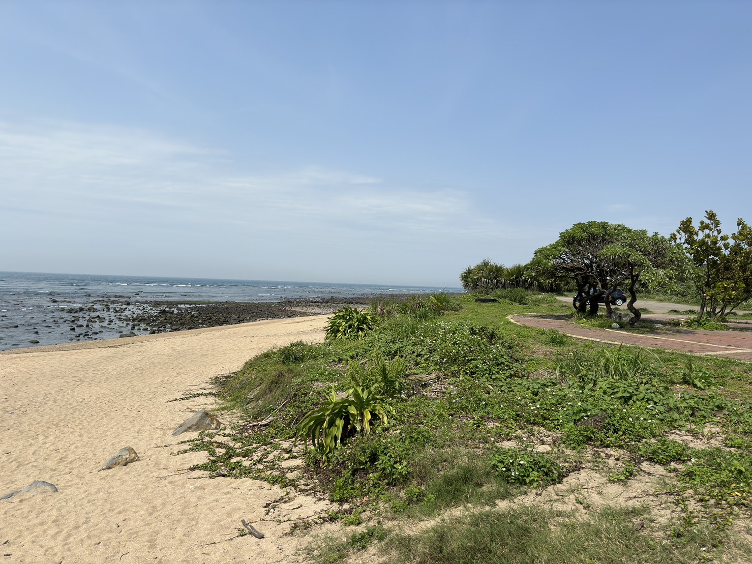 六塊厝漁港港邊右側的高臺，讓遊客能登高處遠眺海岸