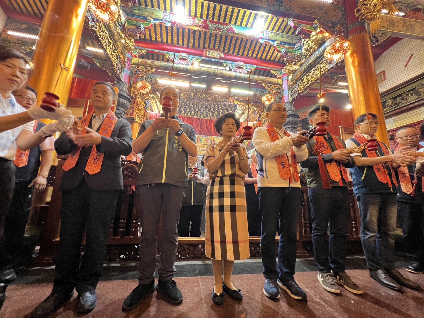 市長侯友宜今早前往樹林濟安宮參拜，並向保生大帝祈求國泰民安。