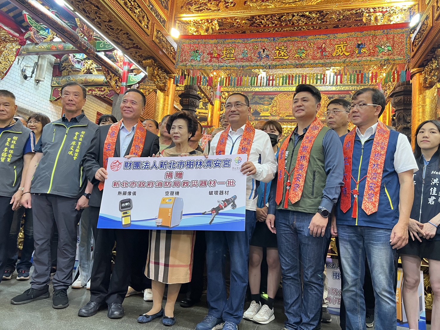 樹林濟安宮長年對社會公益的付出及對新北市政的支持，今日捐贈充電式油壓破壞剪、充電式門鎖撑開器、高壓呼吸空氣壓缩機、熱顯像儀等市價約162萬的設備予新北市消防局。