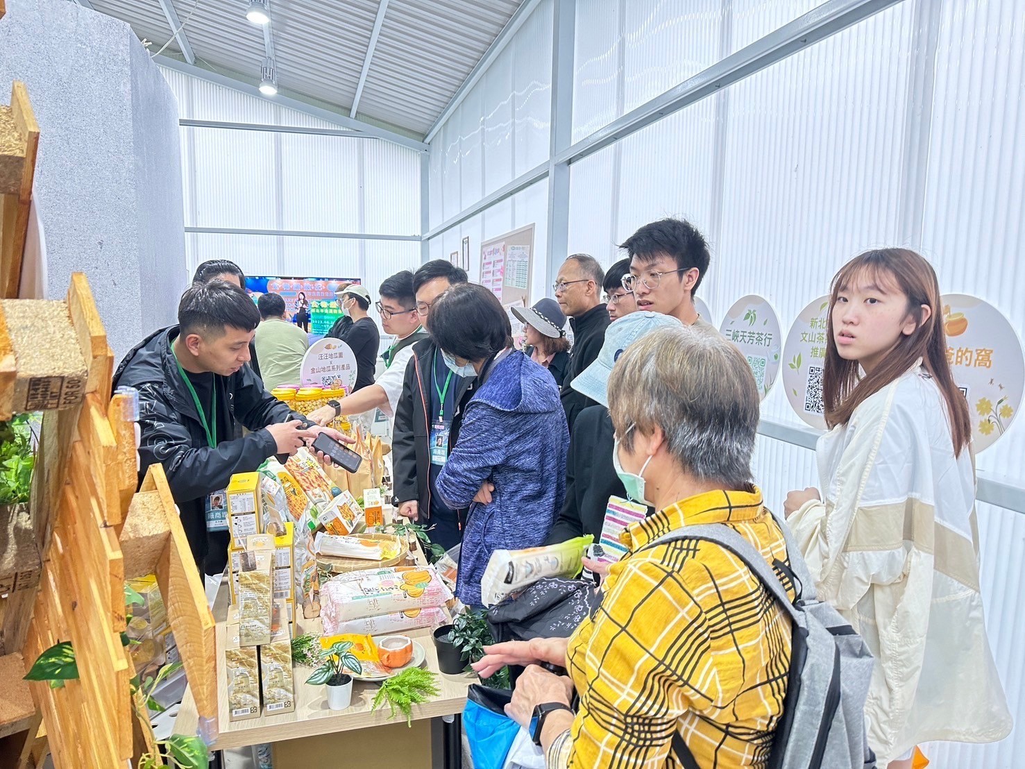 民眾參觀新北食農教育系(新北物產館)