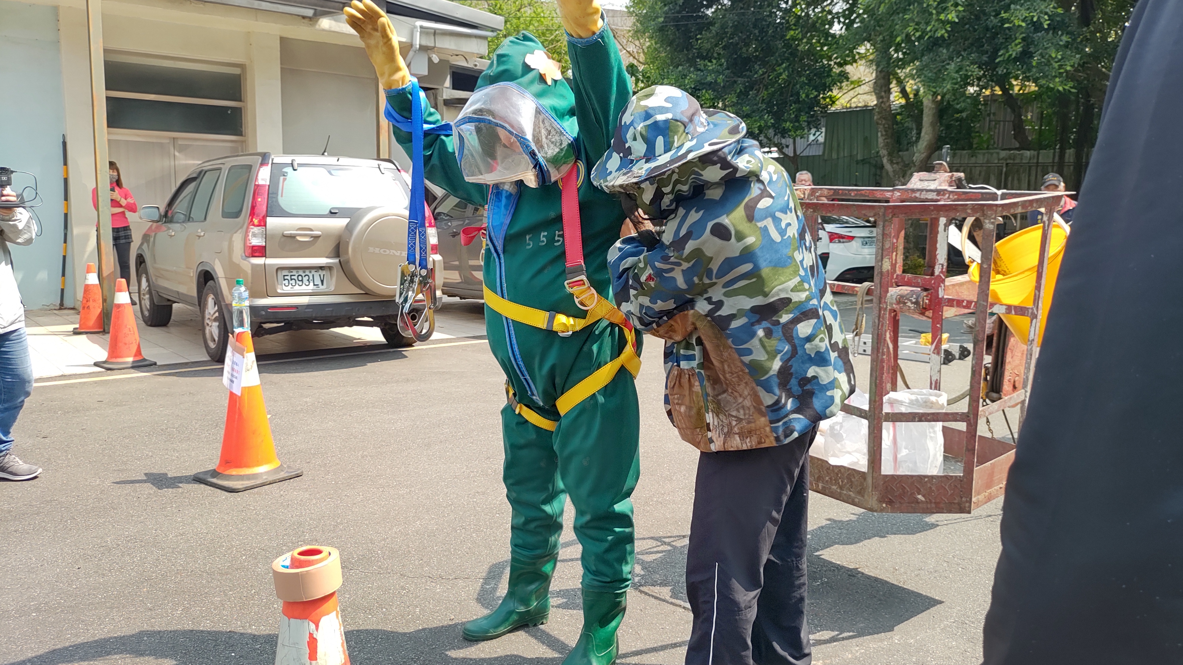 捕蜂人員完整著裝檢查