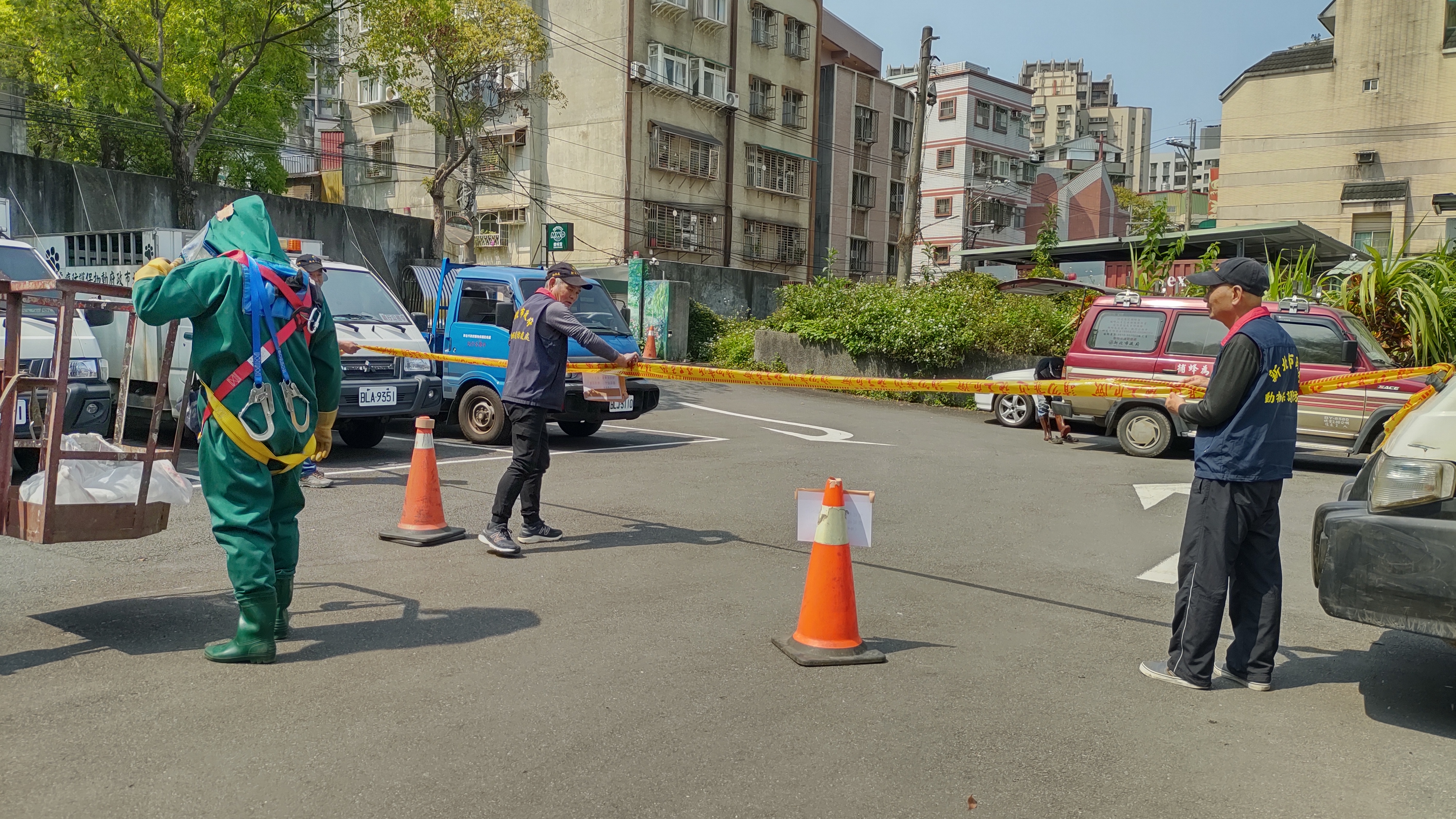 演練捕蜂現場拉起封鎖線疏散周邊民眾