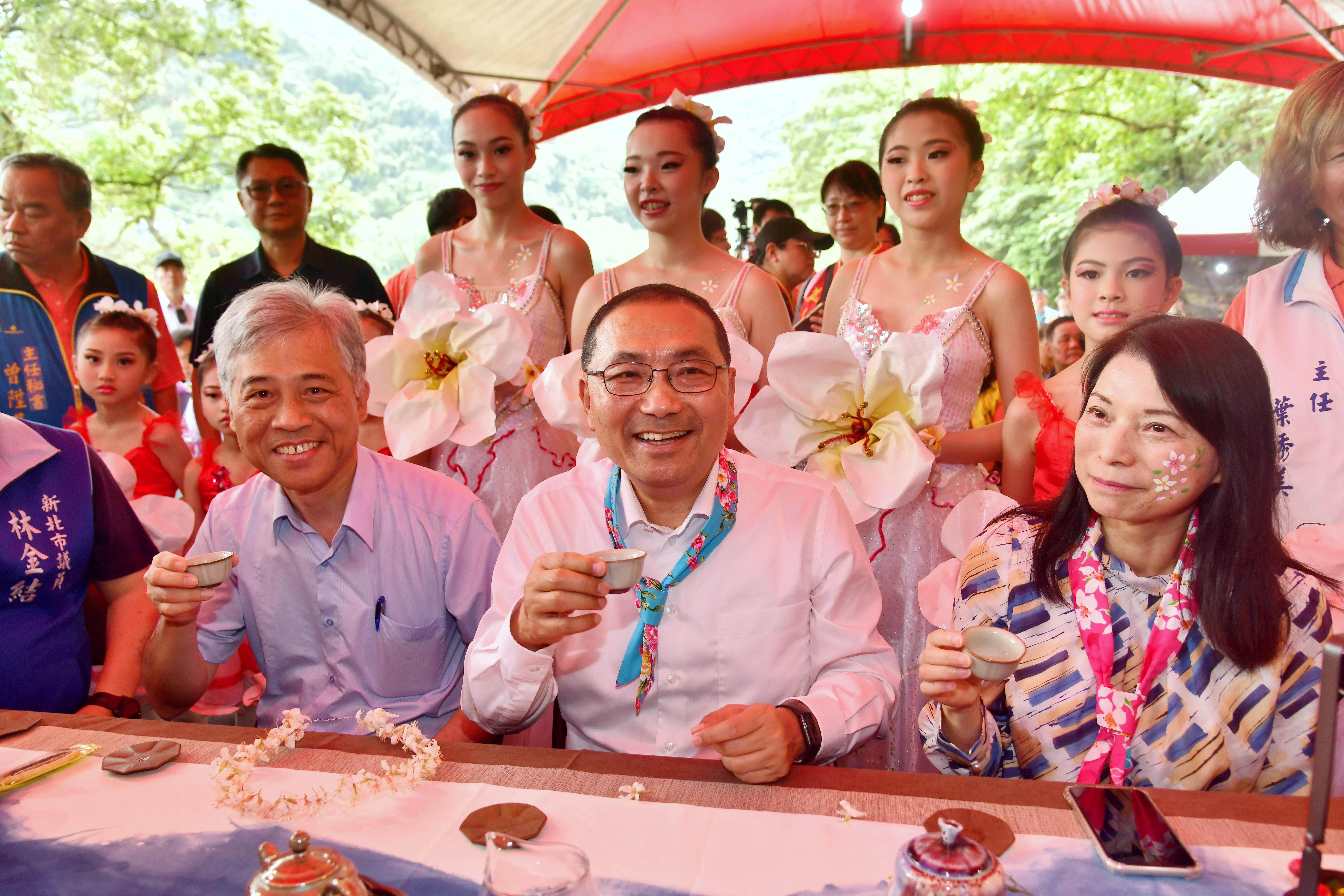 新北市侯友宜市長(中)、客委會副主委范佐銘(左)及客家局長林素琴(右)「桐樹下食&infin;茶當鬧熱」